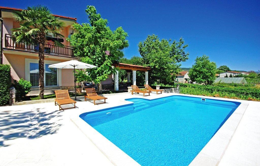 Ferienhaus mit überdachter Terrasse und Garte  in Kroatien