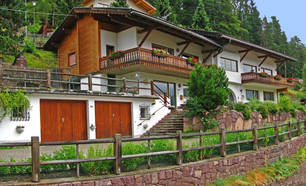 Mansardenwohnung in einem typischen Alpenhaus in St Ulrich in der Nähe der Aufstiegsanlagen im Skigebiet der Dolomiten