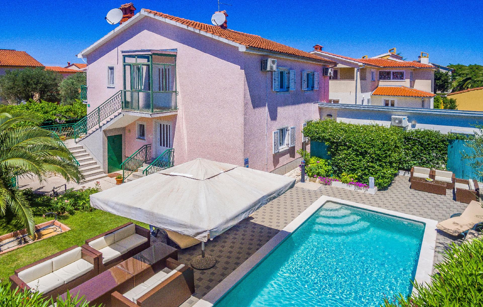 Strandnahes Ferienhaus mit zwei Wohnungen, Terrass Ferienhaus in Kroatien