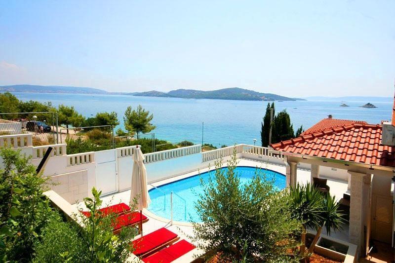 Ferienhaus mit großer Terrasse und Pool mit  Ferienhaus in Kroatien