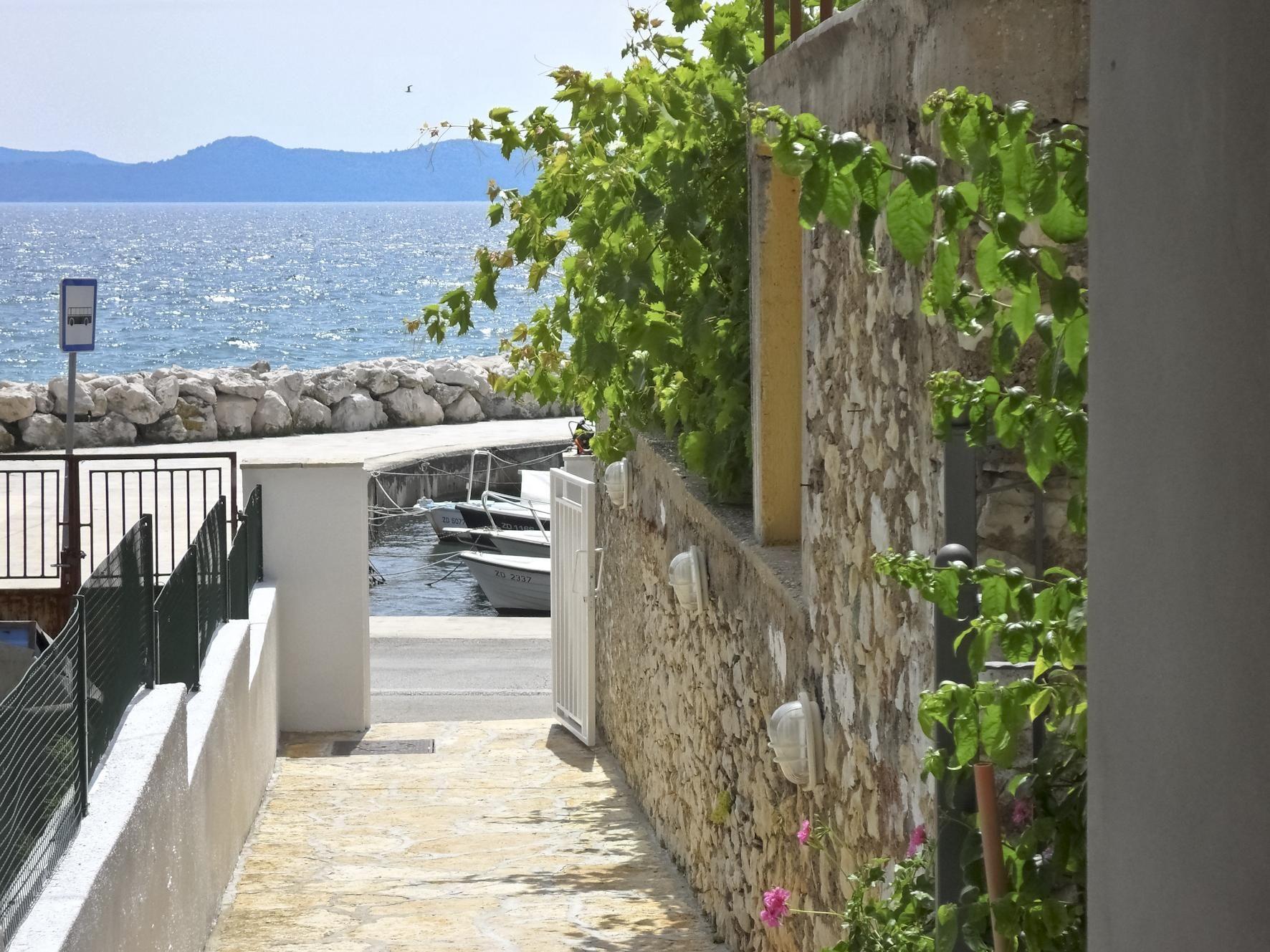 Modern eingerichtete Ferienwohnung im Erdgeschoss  Ferienhaus in Dalmatien