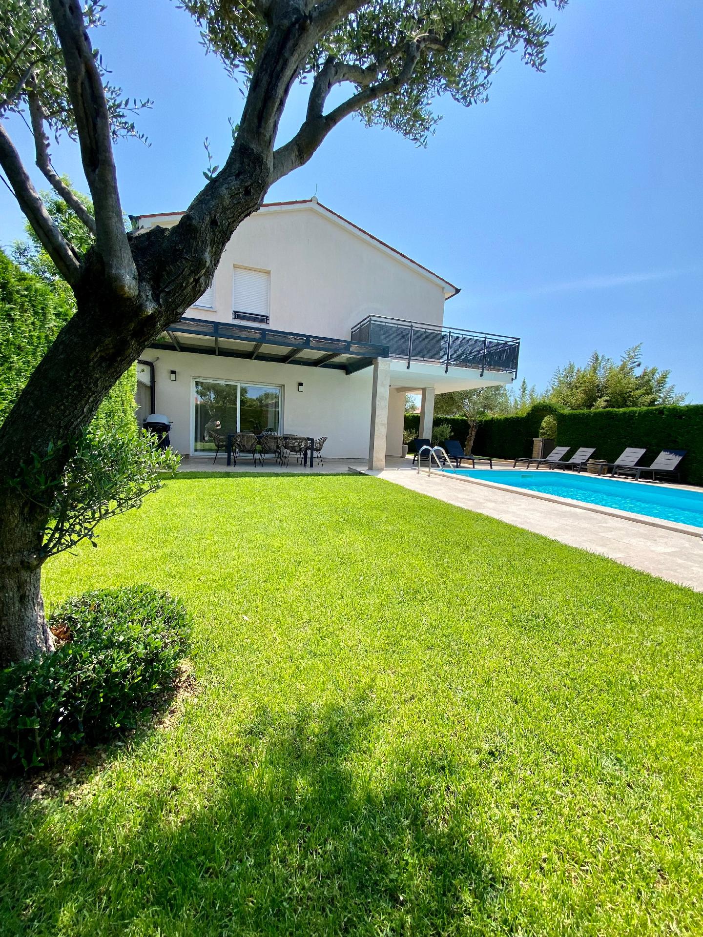 Villa mit Garten, Terrasse und Pool mit Gegenstrom Ferienhaus in Kroatien