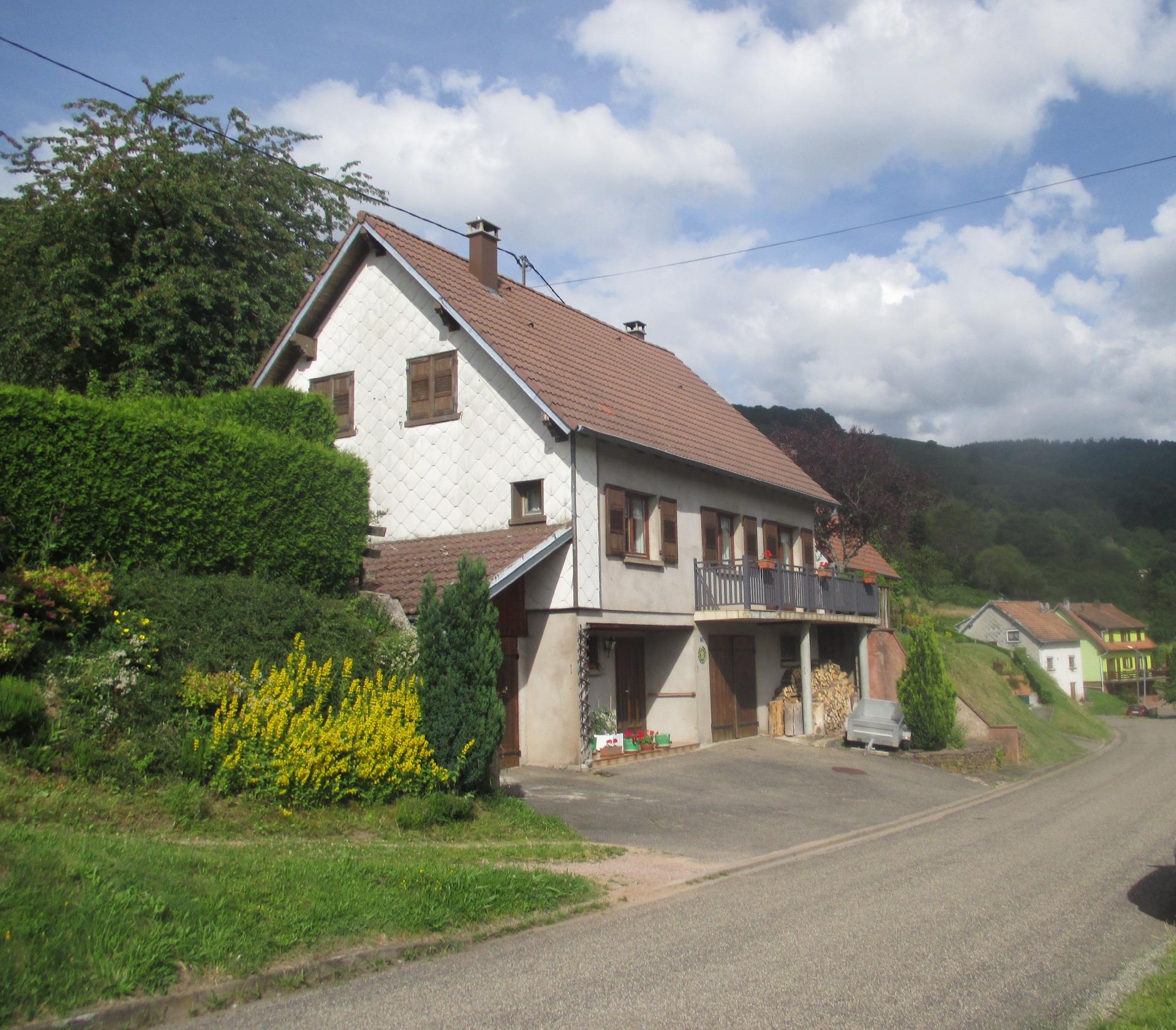  Ferienhaus mitten im Dorfkern in ruhiger Lage mit Ferienhaus in Frankreich
