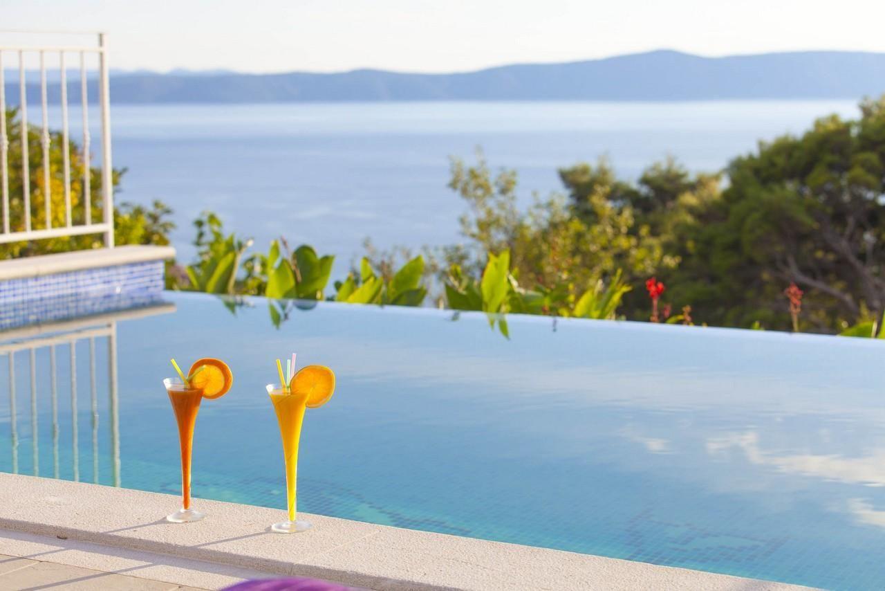 Ferienhaus mit infinity Pool und Meerblick in ruhi Ferienhaus in Dalmatien