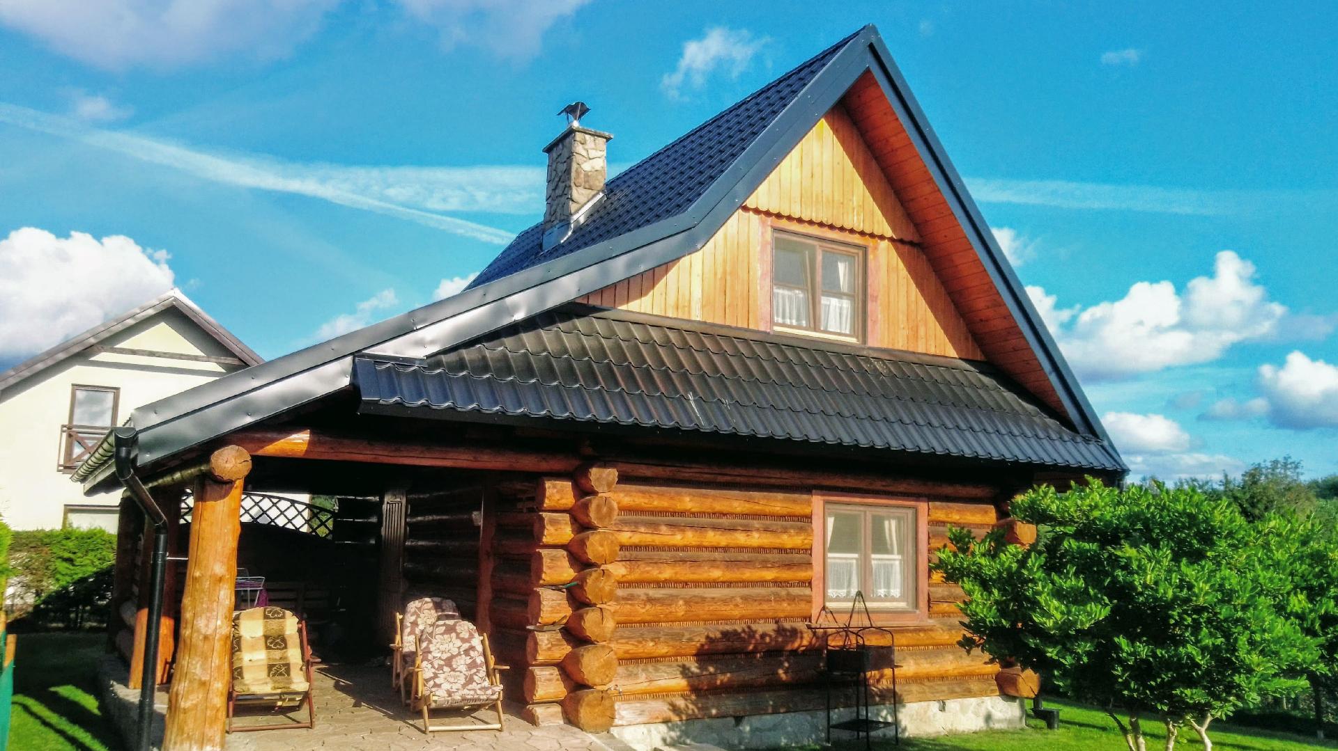 Holzhütte mit überdachter Terrasse und G  in Polen