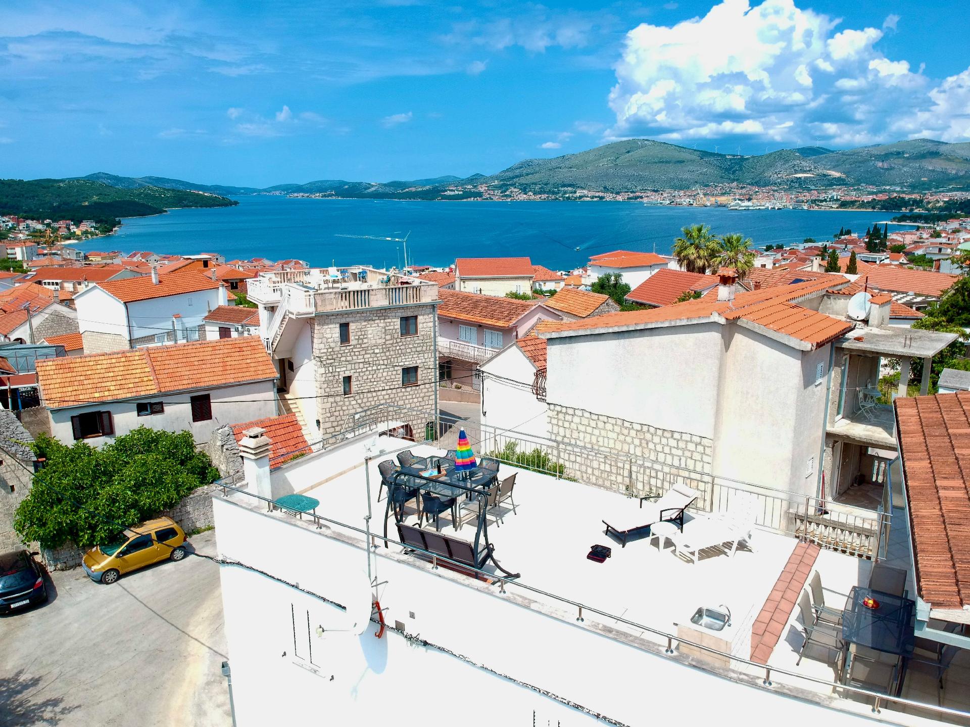 Ferienwohnung in Okrug Gornji mit Grill, Terrasse  Ferienhaus  Split Riviera