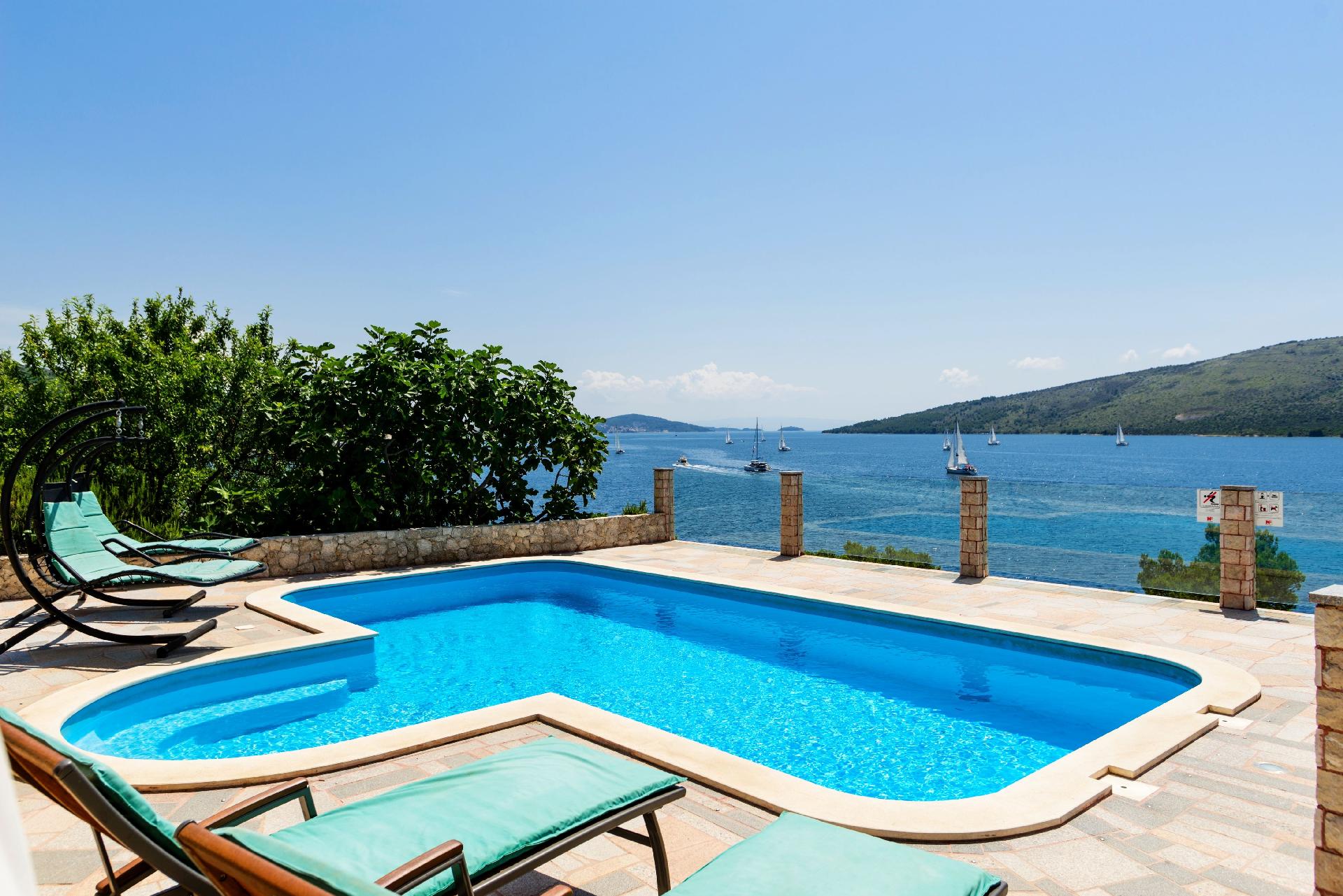 Seaside Villa Lara - Pinienwald, beheizter Swimmin  in Dalmatien