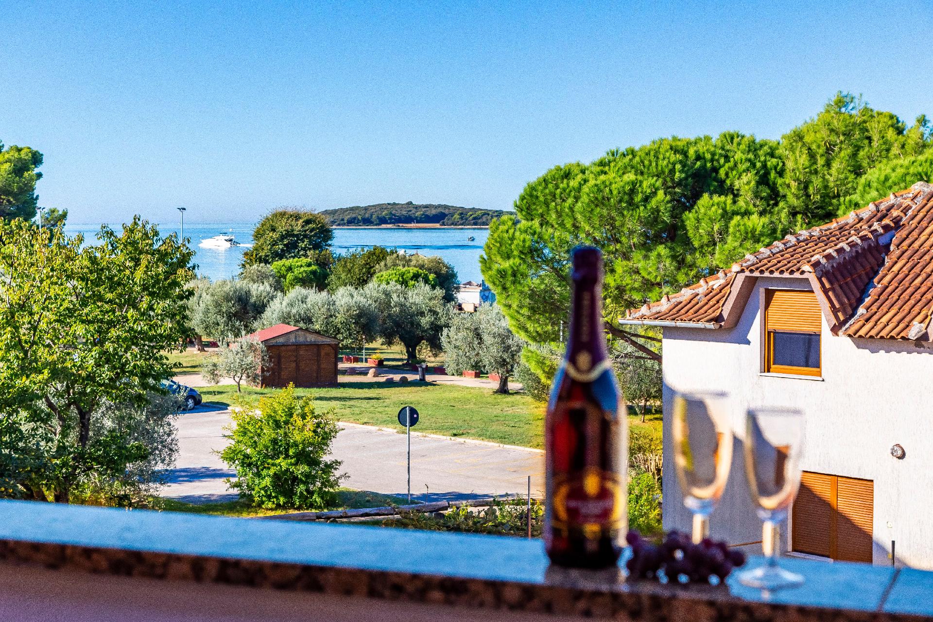 Ferienapartment mit zwei Balkonen für drei bi Ferienhaus in Kroatien