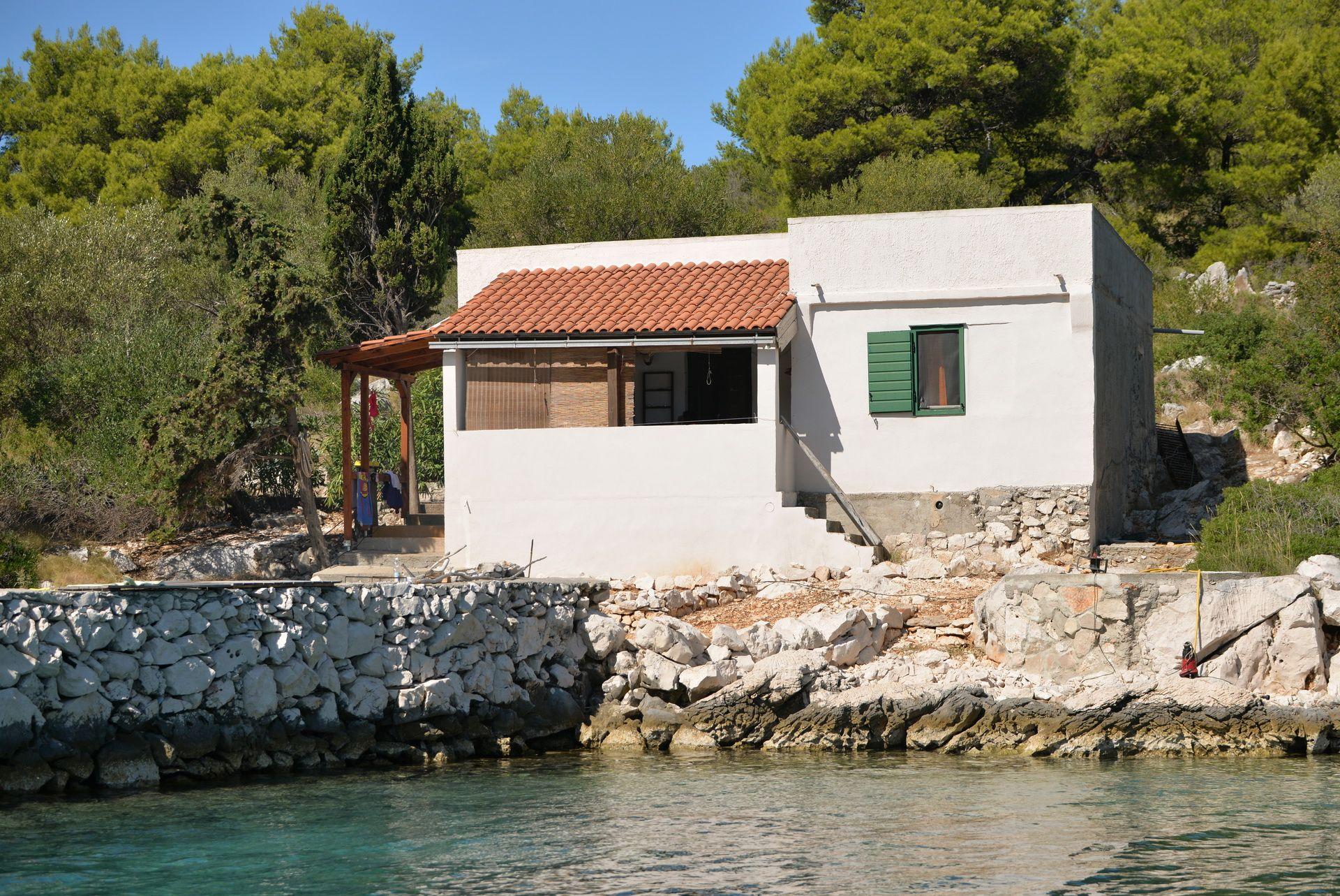 Steinhaus mit überdachter Terrasse direkt am  Ferienhaus in Kroatien