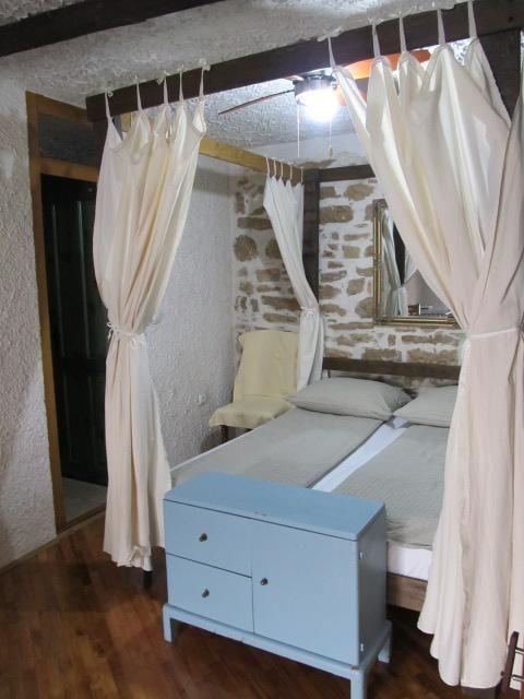 Kleine Wohnung in Betina mit Terrasse und Whirlpoo Ferienhaus  kroatische Inseln