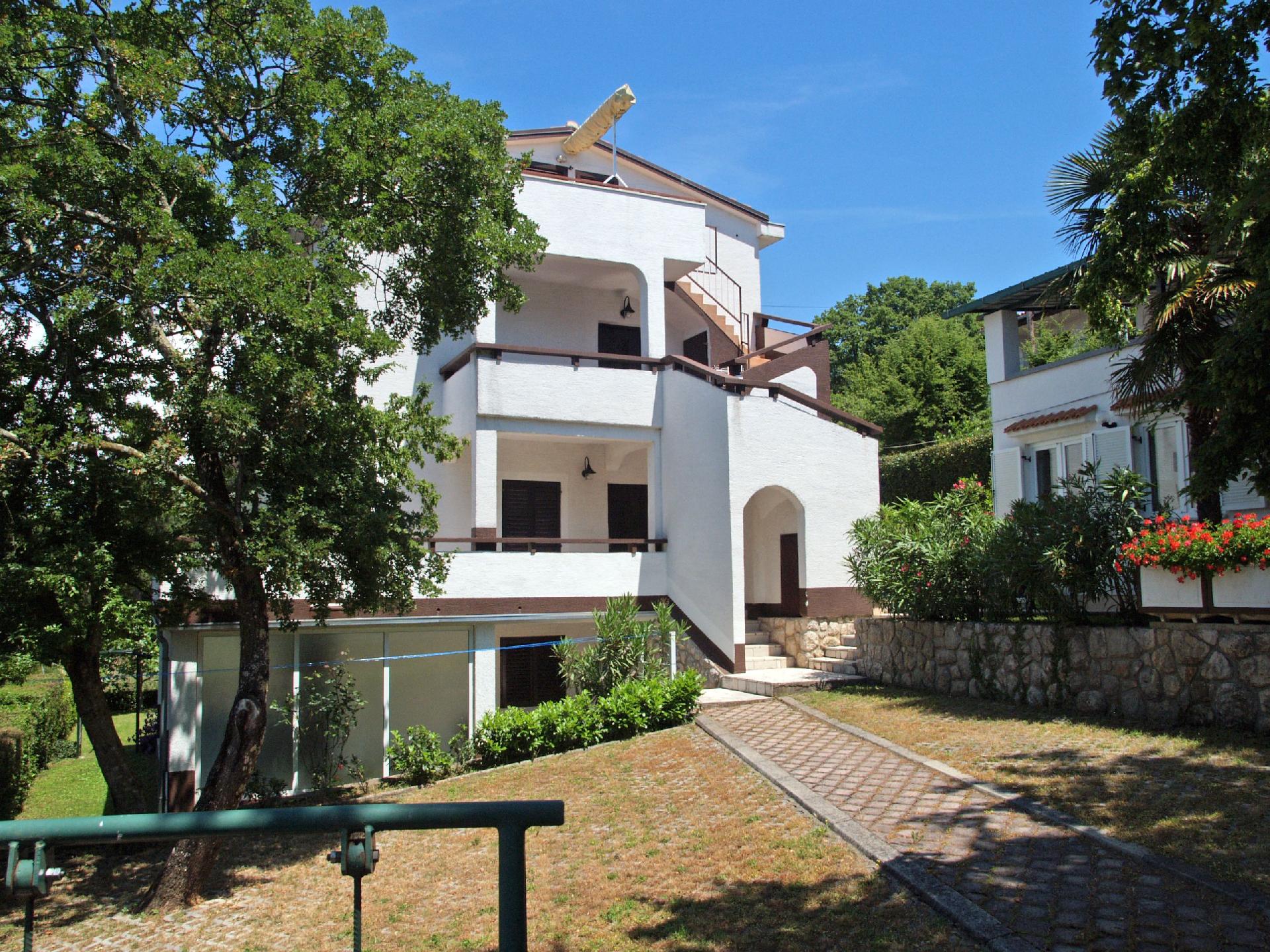 Wohnung in Njivice mit Terrasse und Garten  