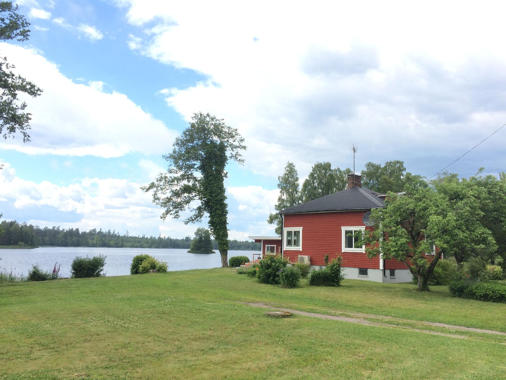 Ferienhaus mit Garten und Holzterrasse direkt am S Ferienhaus in Schweden