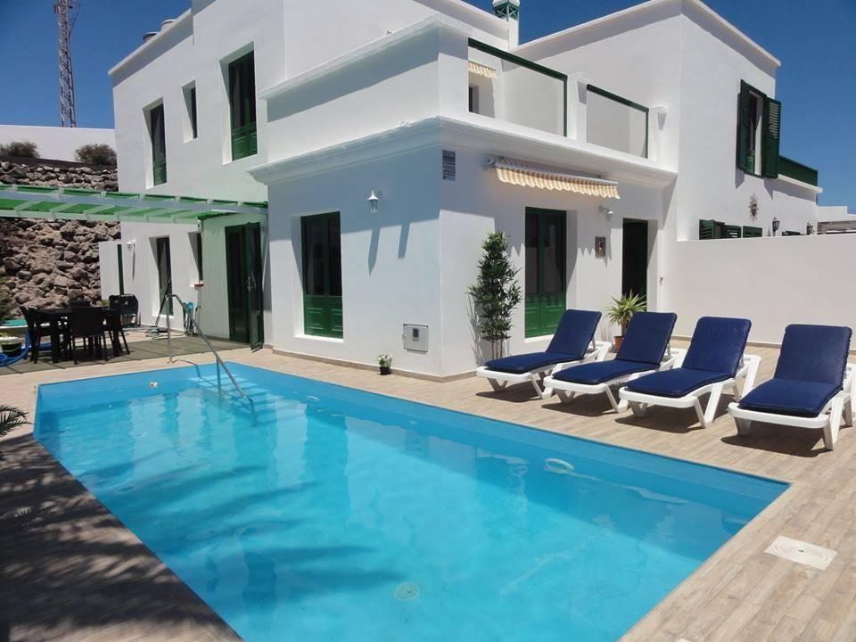 Villa mit Balkon, Terrasse und beheiztem Pool sowi Ferienhaus 
