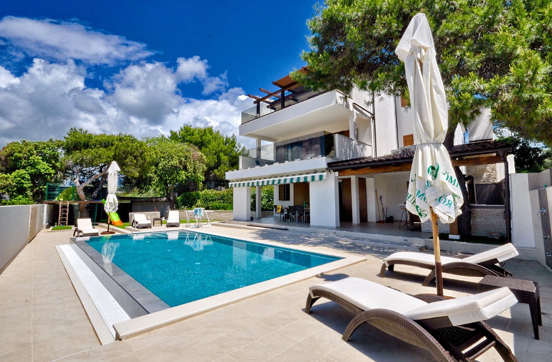 Charmante und luxuriöse Villa, ruhige Lage, a Ferienhaus in Dalmatien