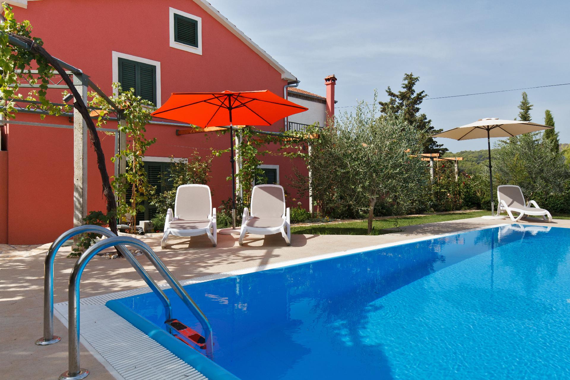 Ferienhaus mit Privatpool für 6 Personen ca.  Ferienhaus in Dalmatien