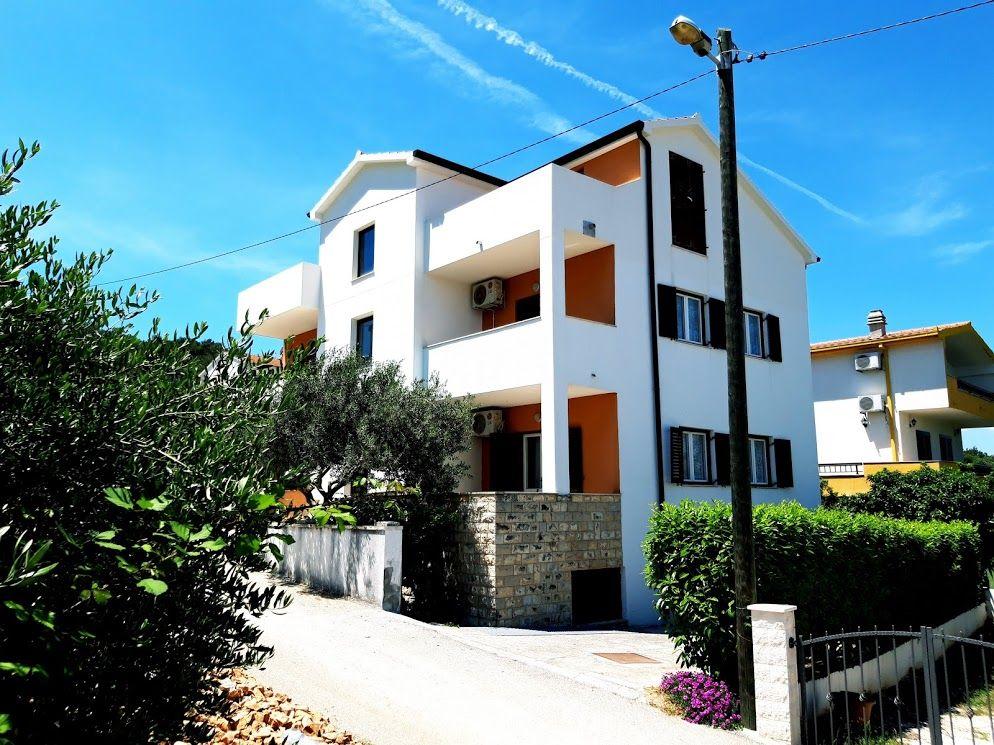 Ferienhaus über zwei Etagen mit Garten, Terra Ferienwohnung in Dalmatien