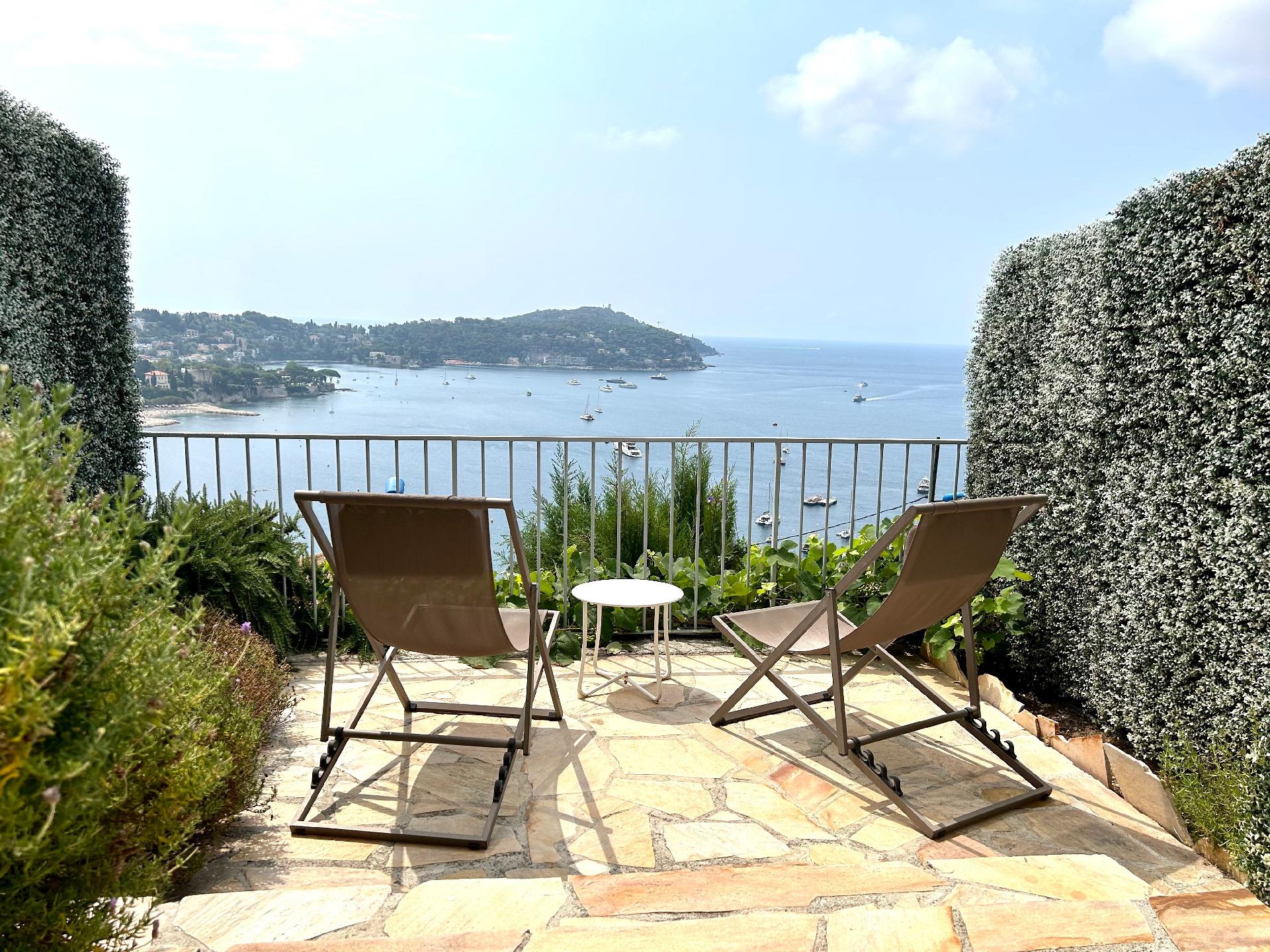 Studio-Apartment mit Terrasse und einem atemberaub Ferienwohnung  CÃ´te d'Azur