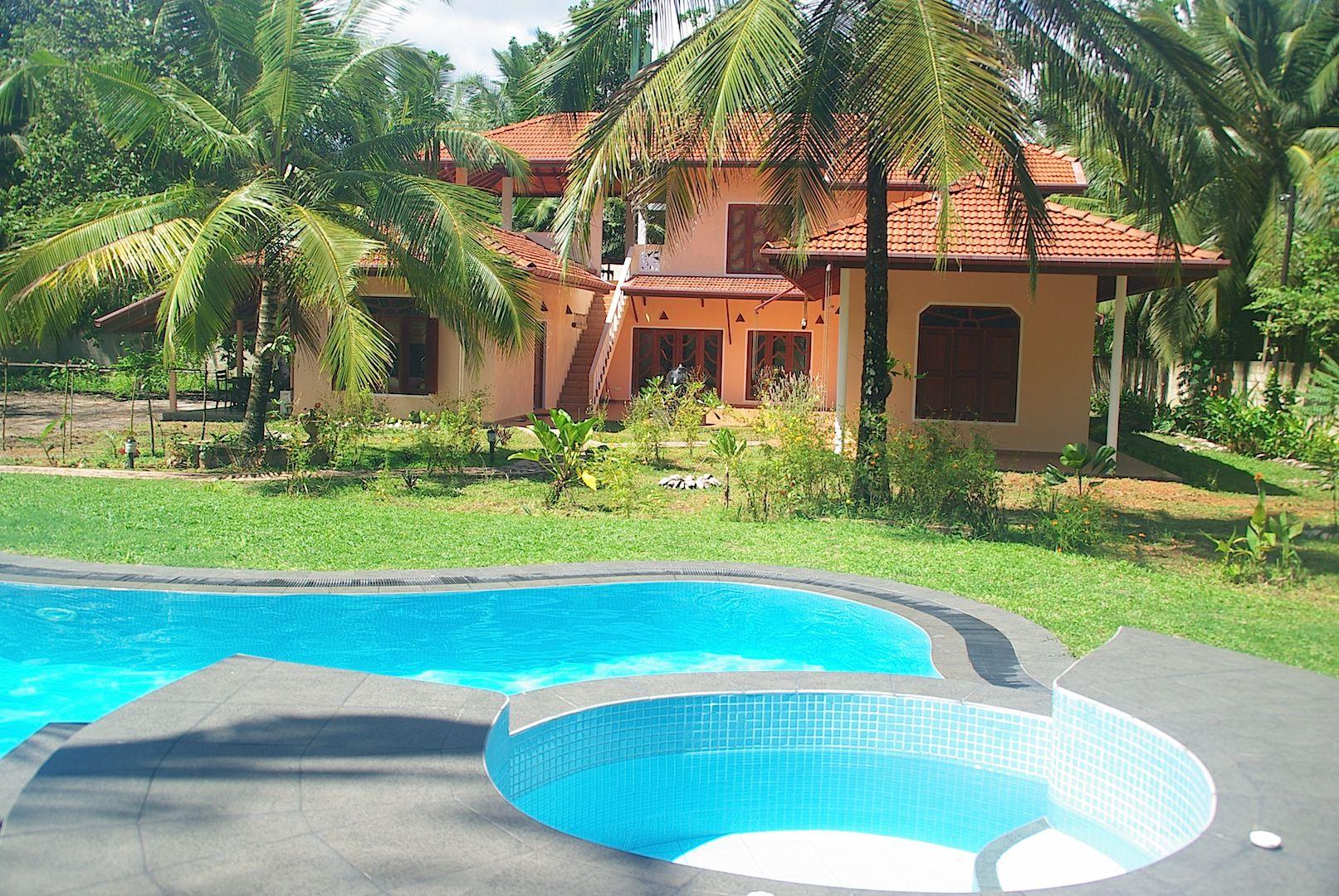 Gästezimmer für zwei Erwachsene und zwei  in Sri Lanka