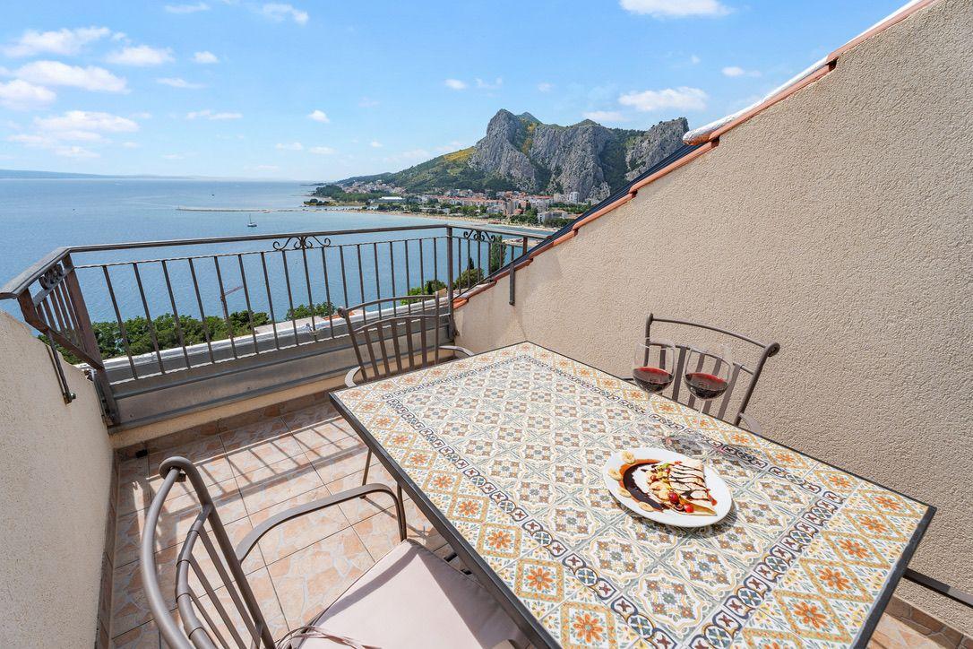 Ferienapartment mit zwei Meerblick-Balkonen, in de Ferienhaus in Dalmatien