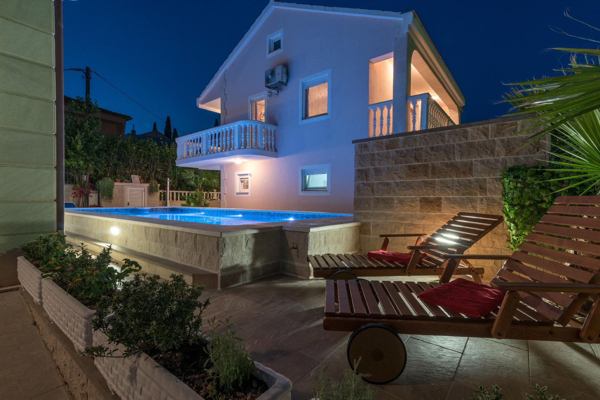 Ferienhaus mit Privatpool für 9 Personen ca.  Ferienhaus  Trogir