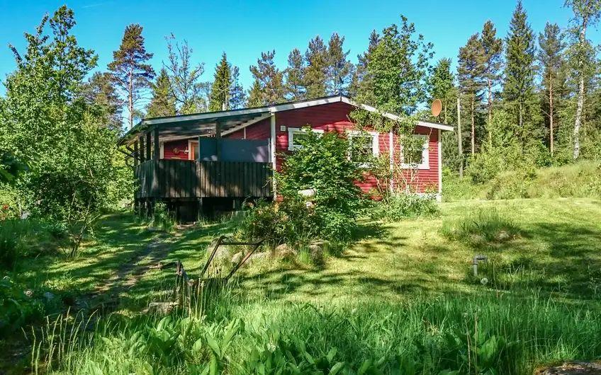 Typisches Holzhaus mit überdachter Terrasse a Ferienhaus in Schweden