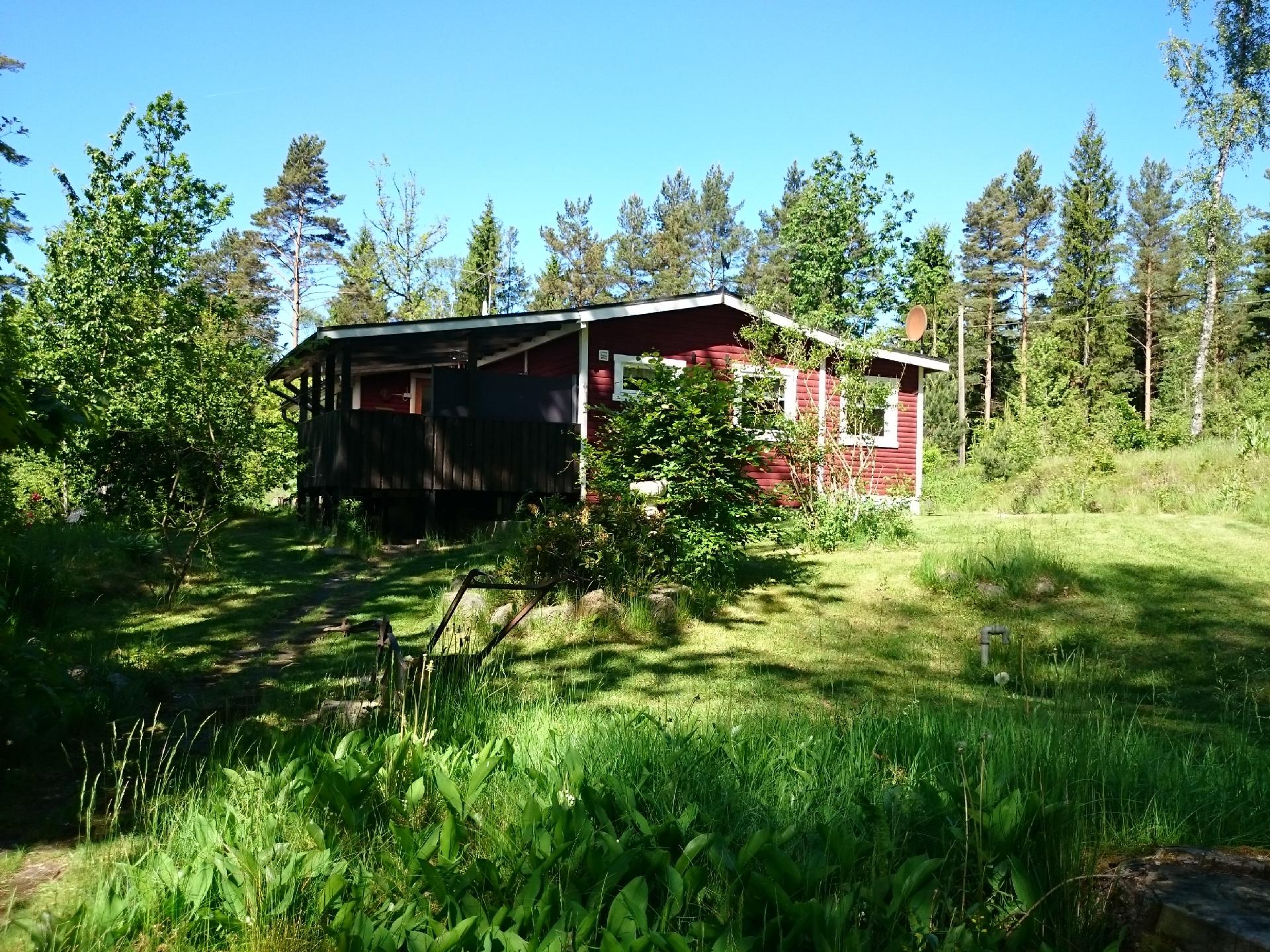 Typisches Holzhaus mit überdachter Terrasse a Ferienhaus in Schweden