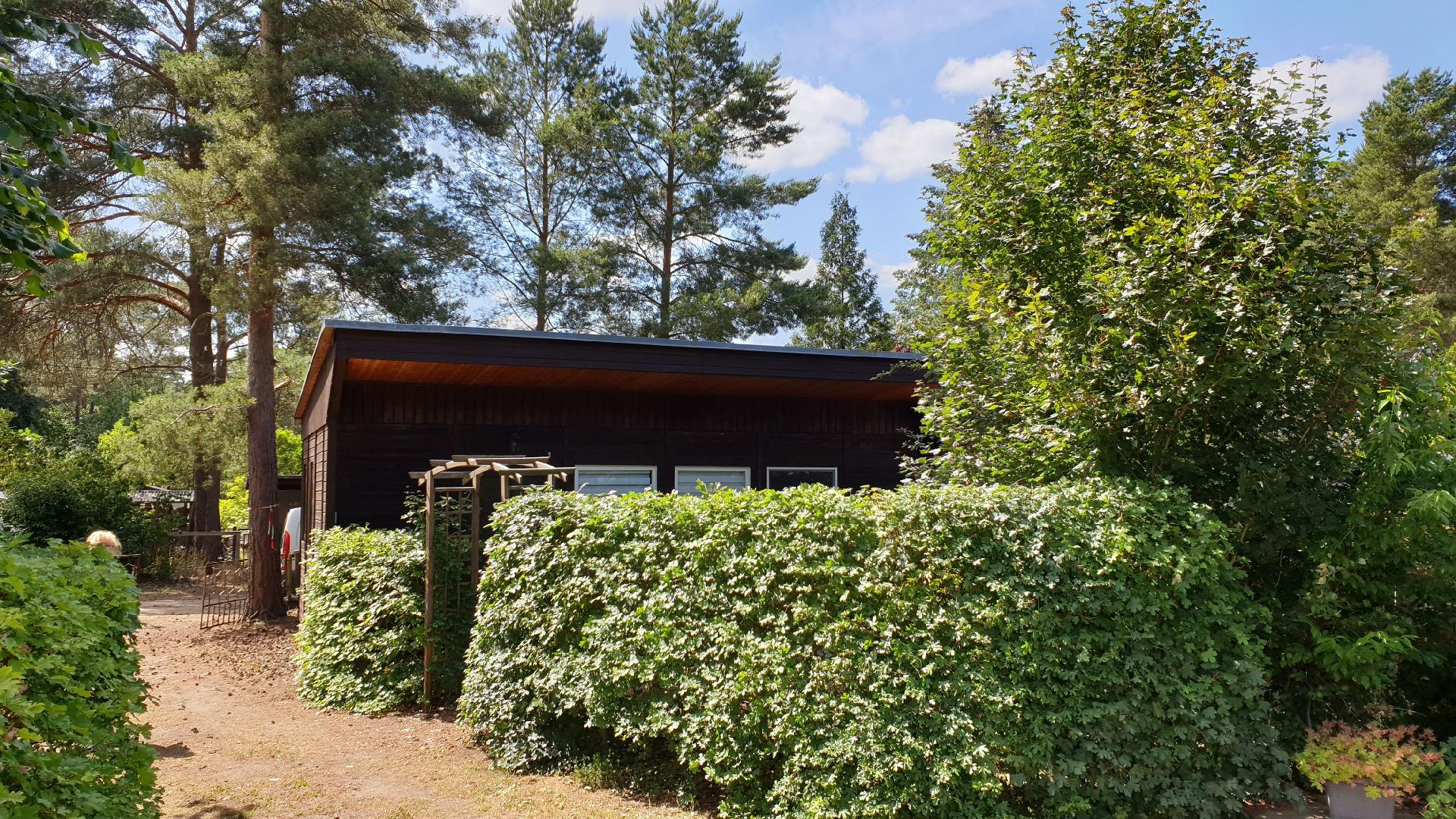 Holz-Bungalow mit Terrasse
