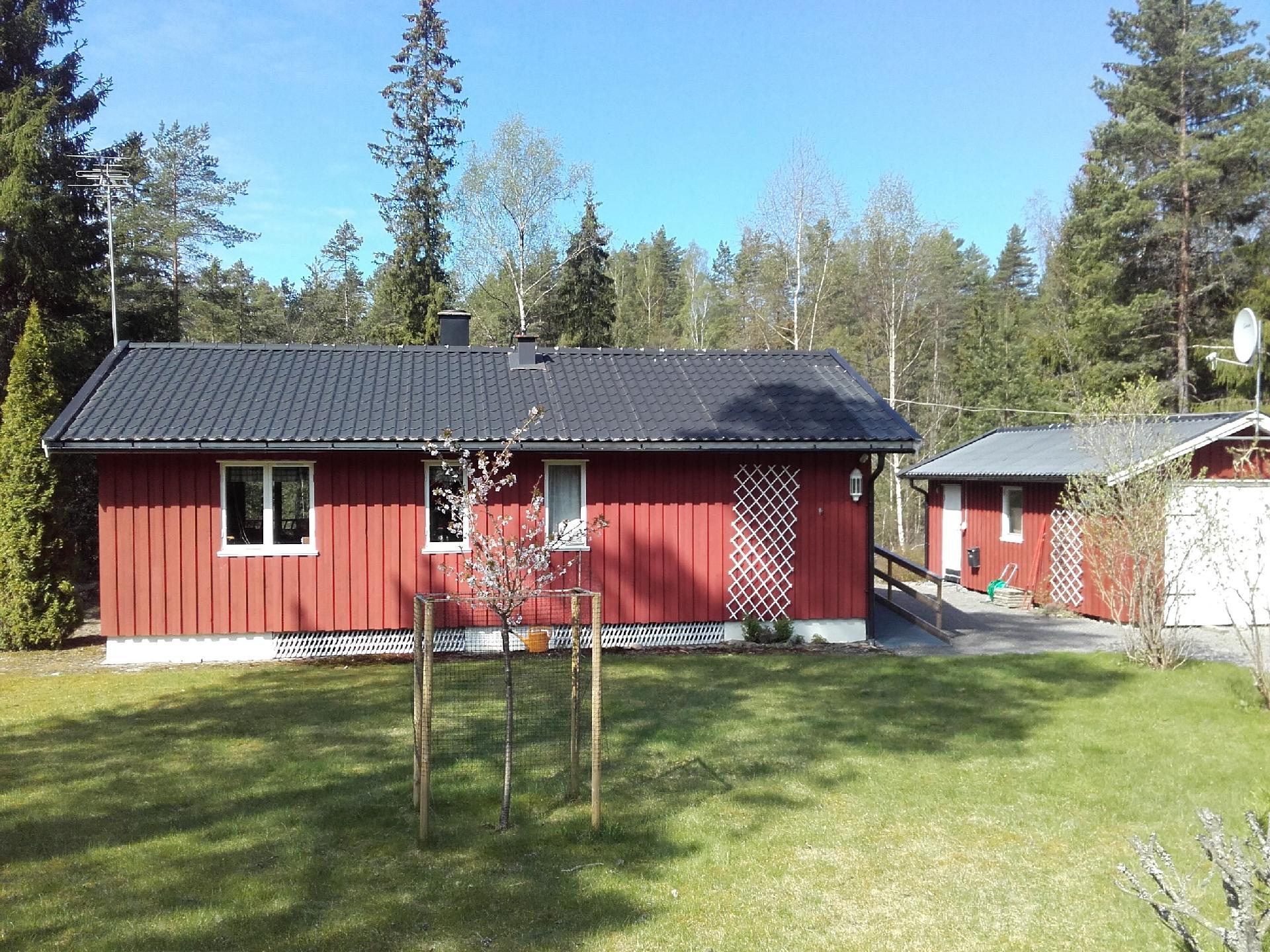 Holzhaus mit überdachter Terrasse auf weitl&a Ferienhaus in Schweden