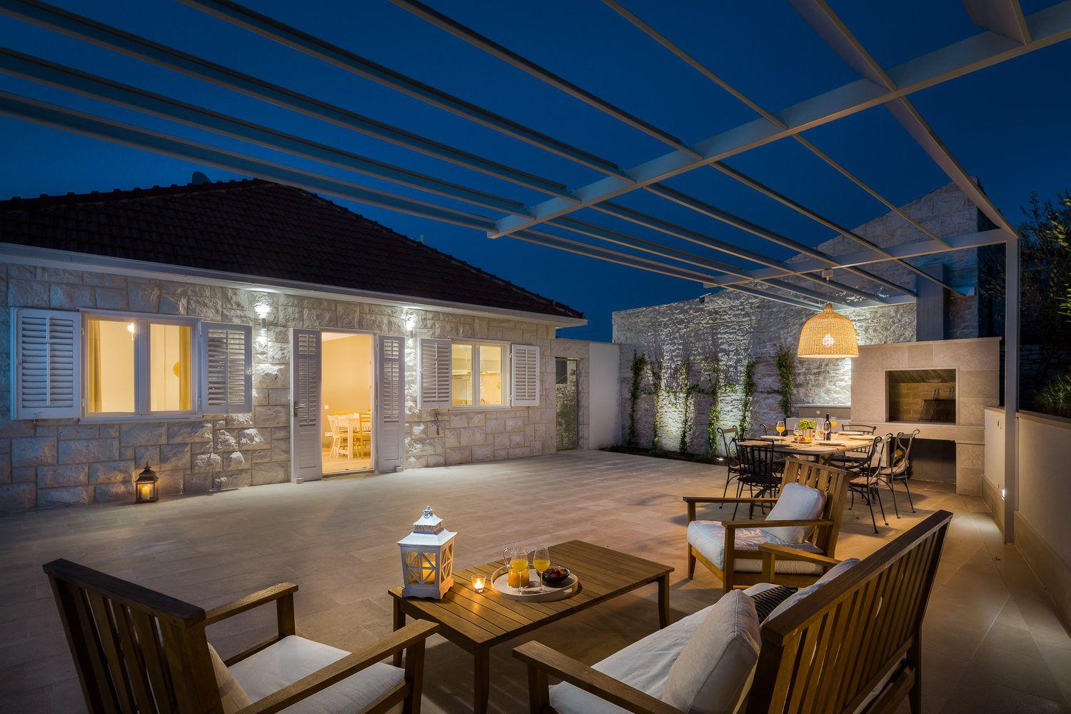 Ferienhaus mit Privatpool für 8 Personen ca.  Ferienhaus in Dalmatien