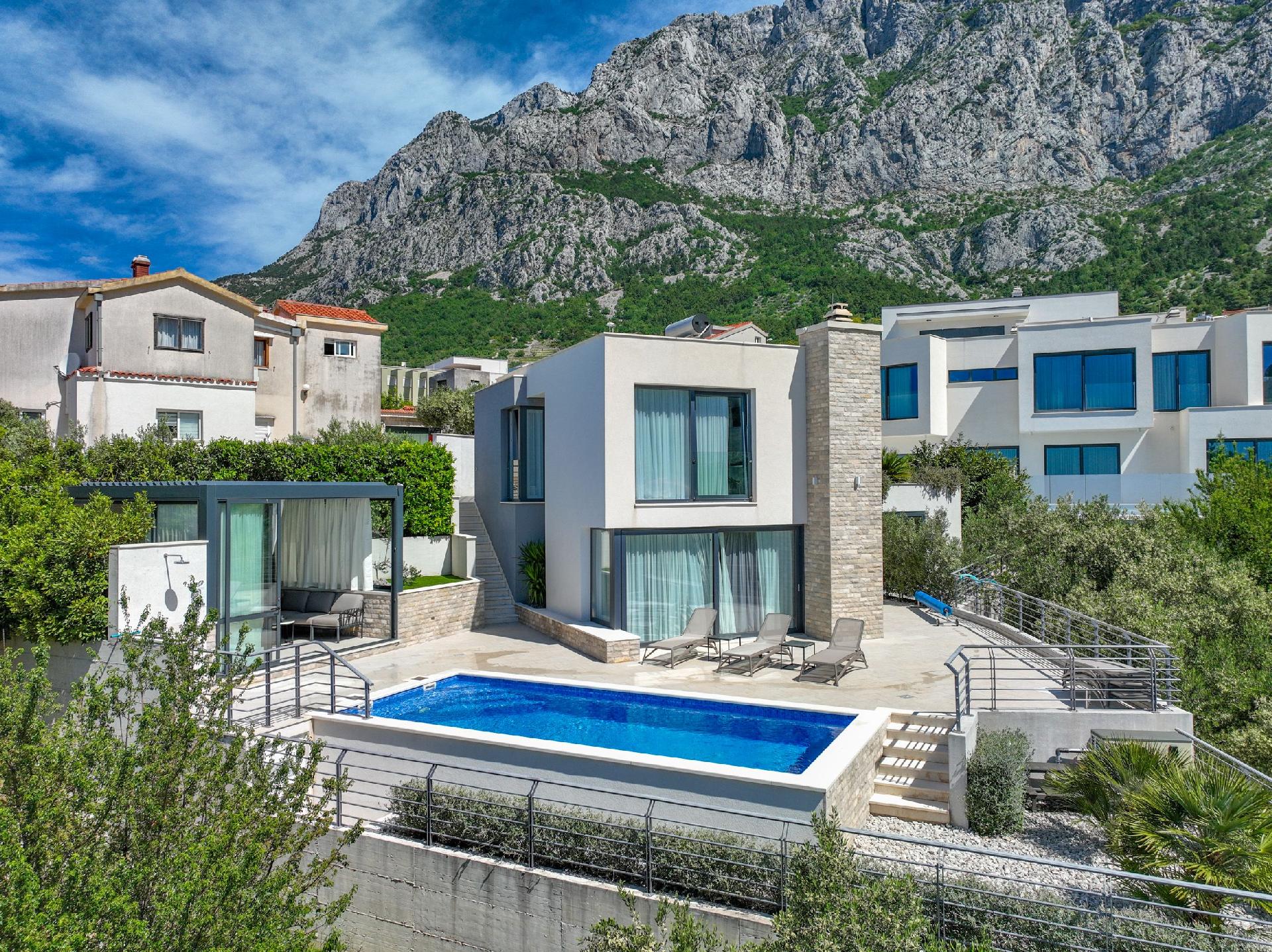 Tolle Villa mit beheiztem Aussenpool, Terrasse mit Ferienhaus  Makarska