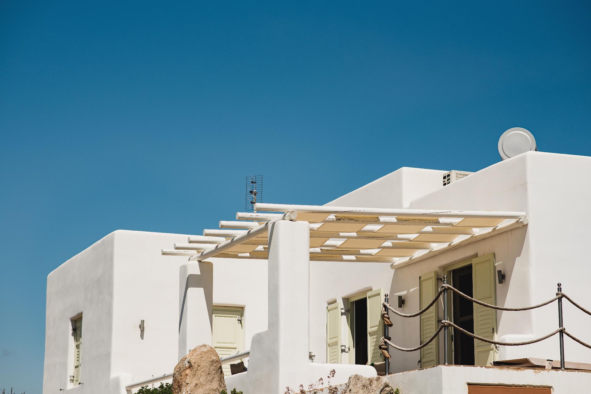 Weiße Villa mit privatem Infinity-Pool auf e Ferienhaus in Griechenland