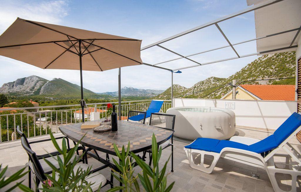 Ferienhaus mit Privatpool für 4 Personen  + 1 Ferienwohnung in Dalmatien