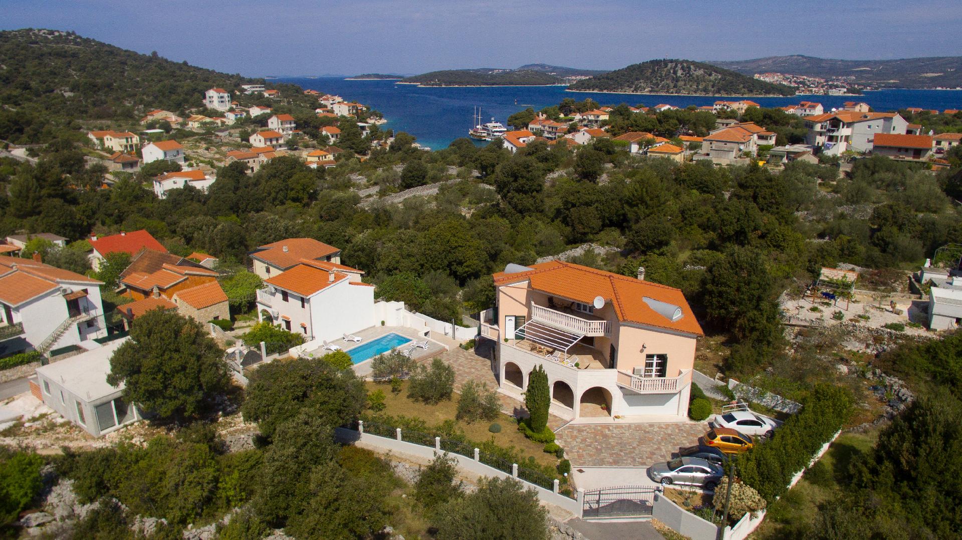 Ferienhaus mit Privatpool für 10 Personen ca. Ferienhaus in Kroatien