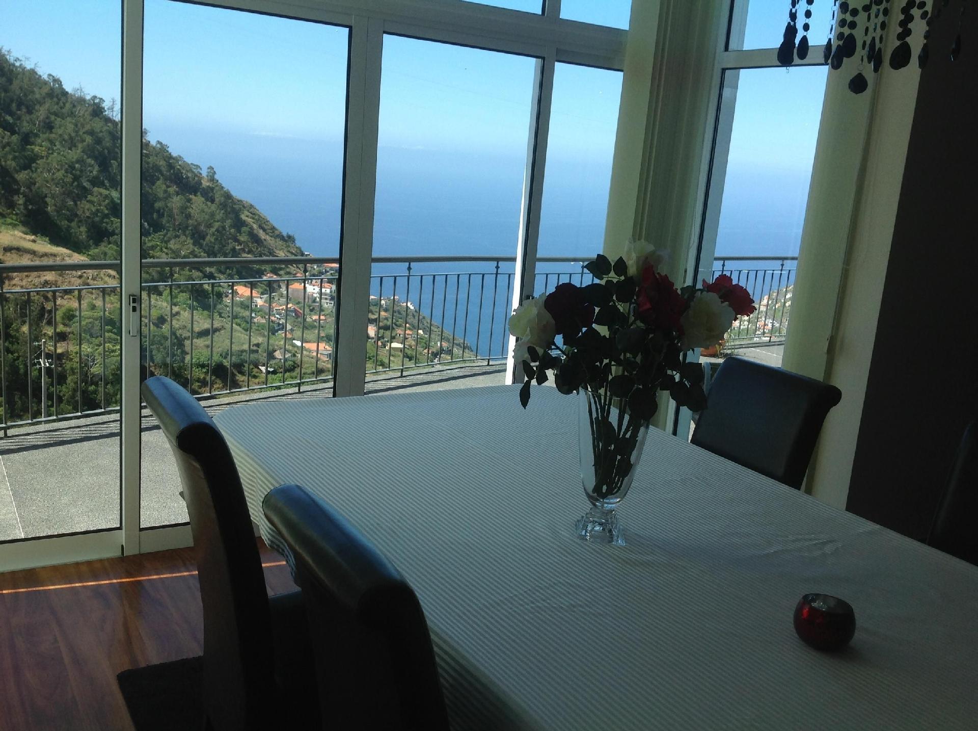 Am Berghang gelegenes Haus mit tollem Blick auf da Ferienhaus auf Madeira