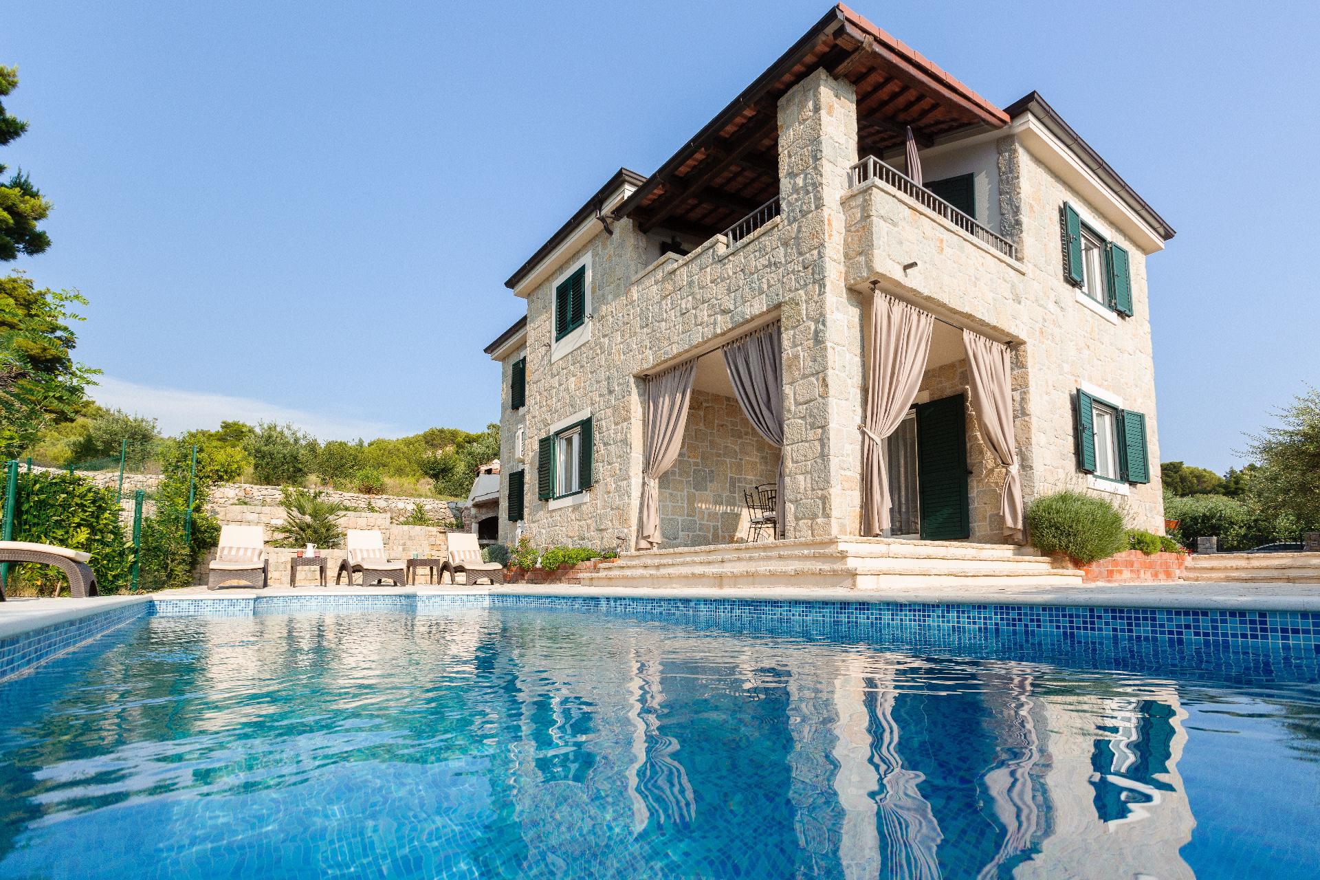 Ferienhaus mit Privatpool für 8 Personen ca.  Ferienhaus  Split Riviera