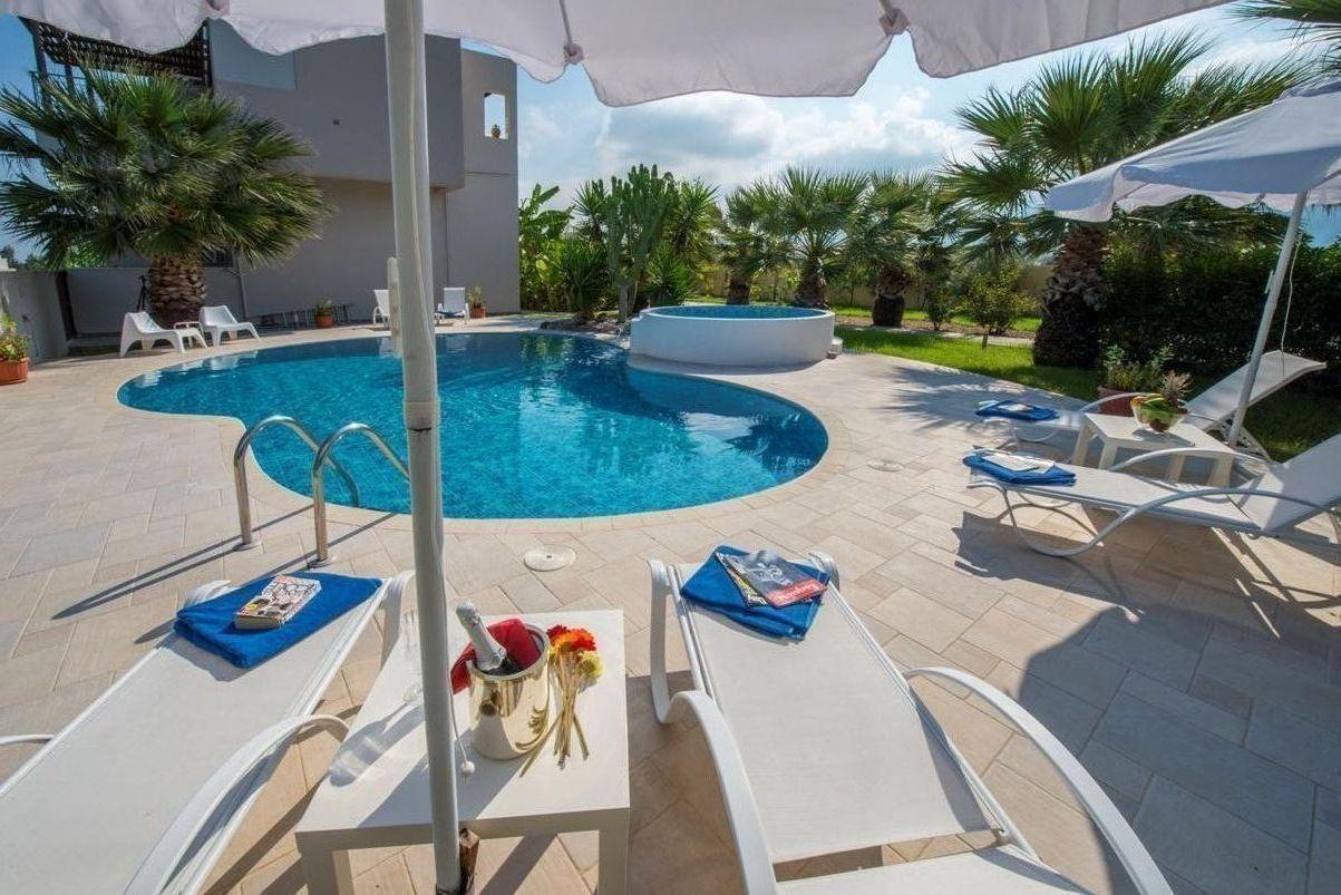 Moderne Luxusvilla mit eigenem Pool und groß Ferienhaus 