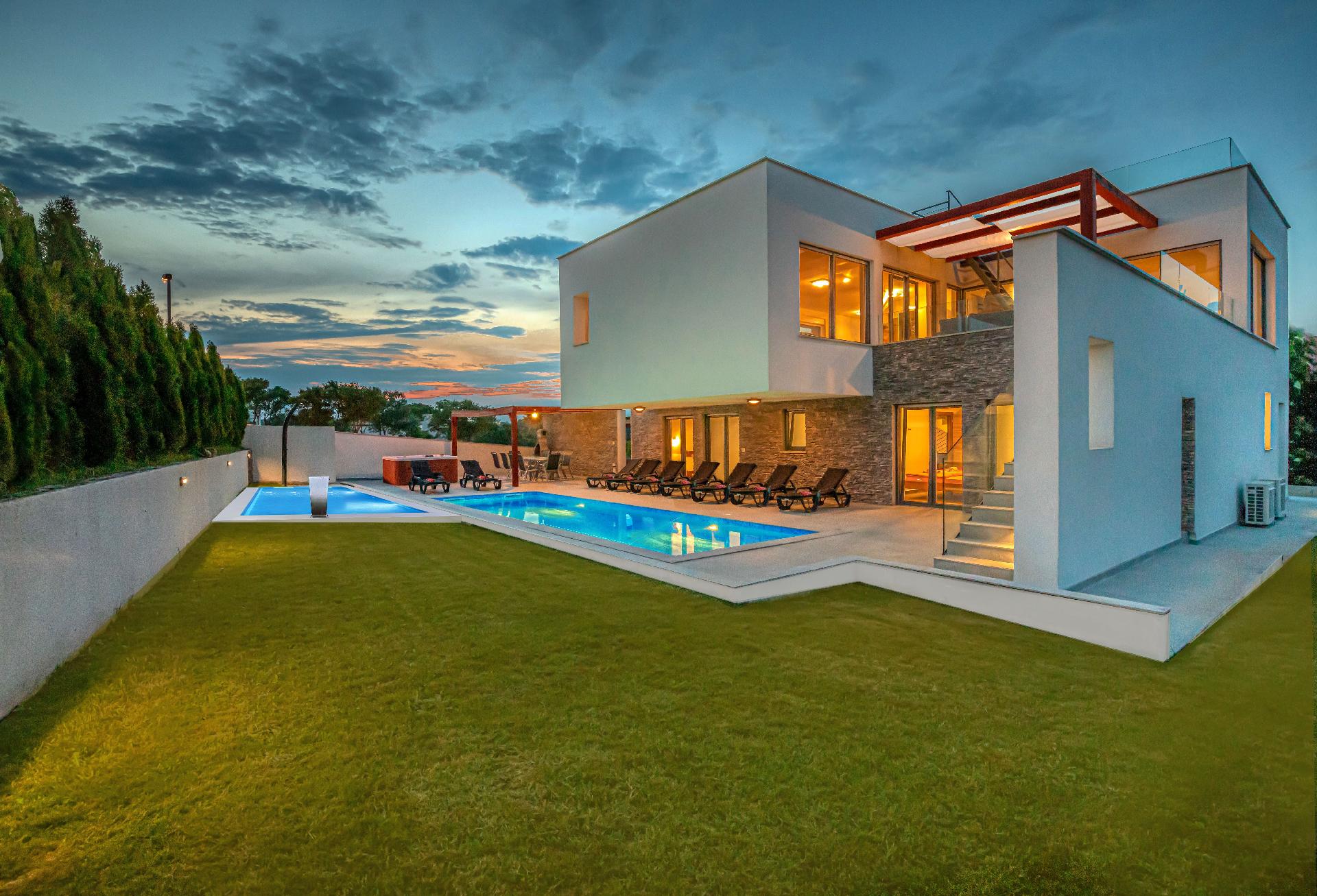 Leons Holiday Homes Villa 3 am Meer mit 2 Pools Ferienhaus  Banjole