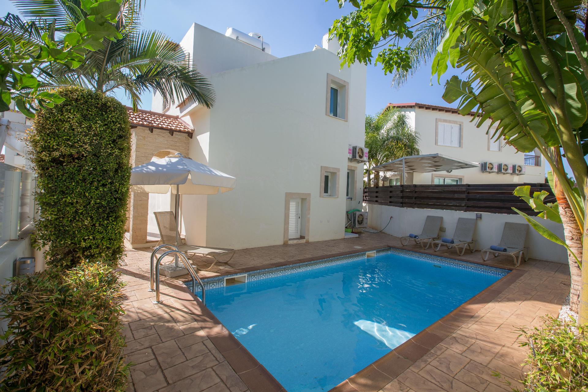 Ferienhaus mit Privatpool für 4 Personen  + 1 Ferienhaus in Zypern