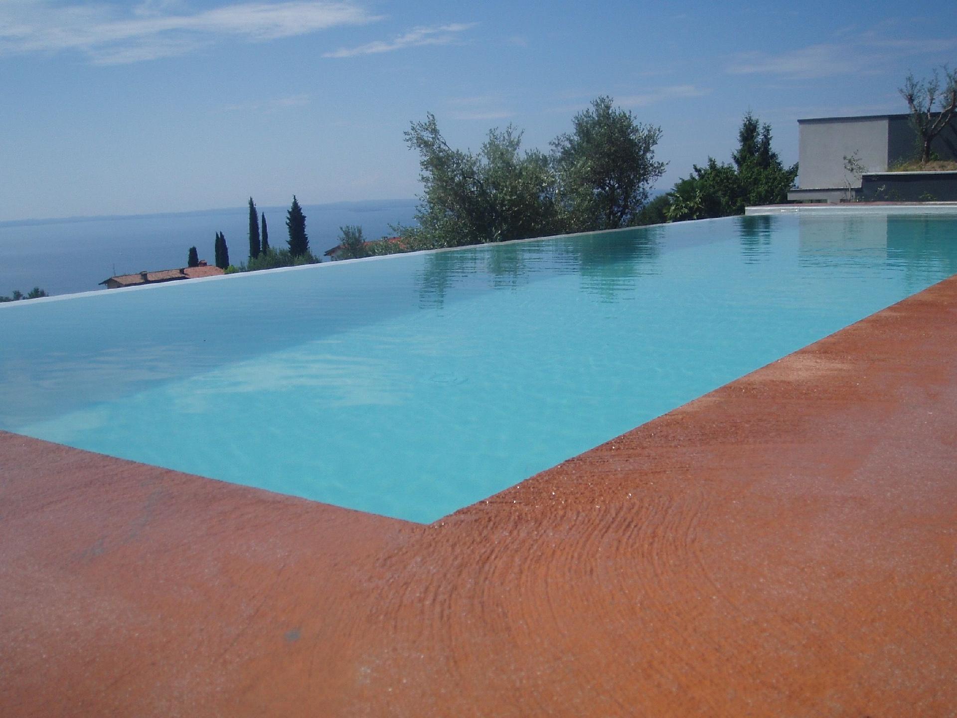 Ferienwohnung mit Pool und Blick auf den See Ferienhaus in Italien