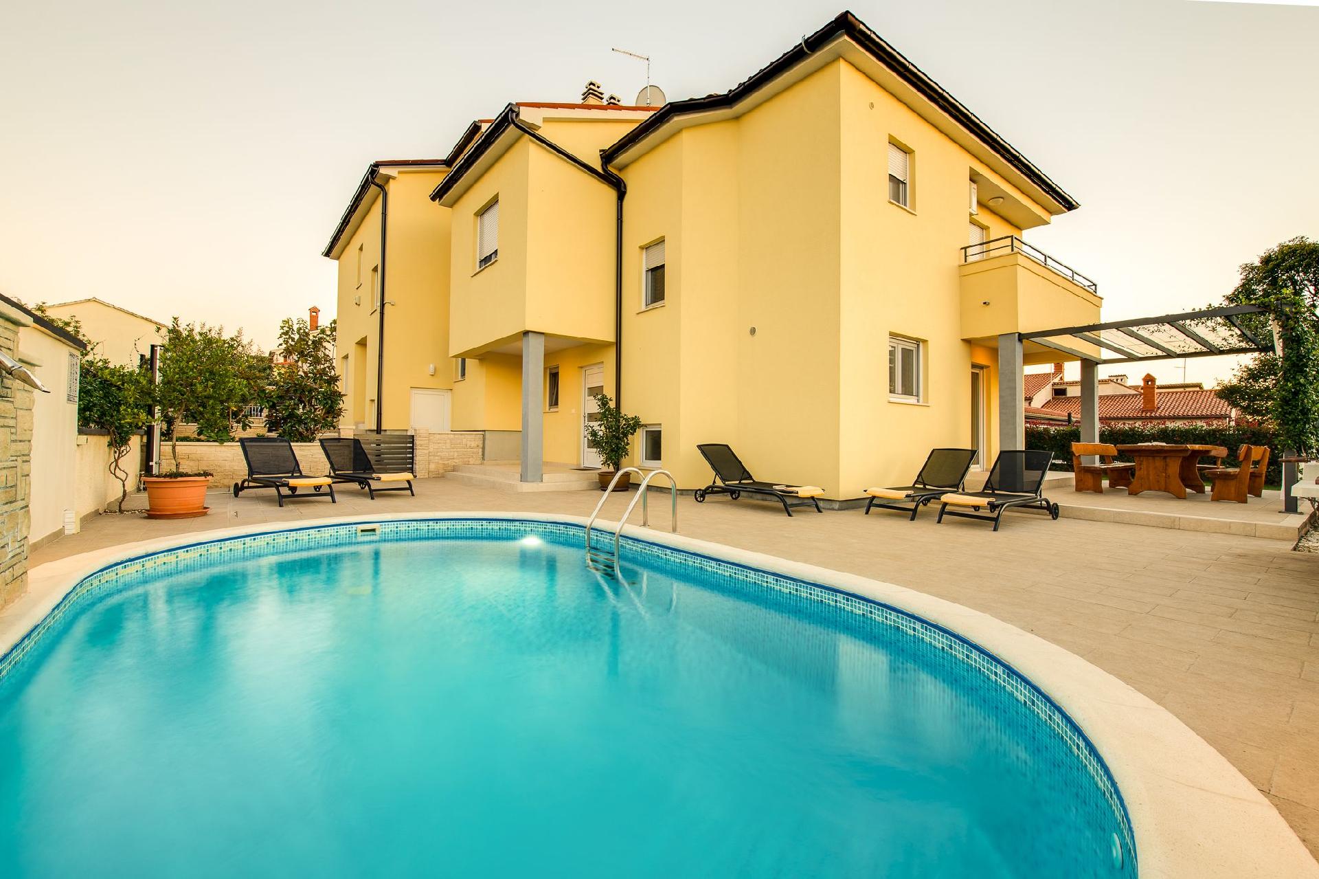 Ferienhaus mit Privatpool für 8 Personen ca.  Ferienhaus in Kroatien