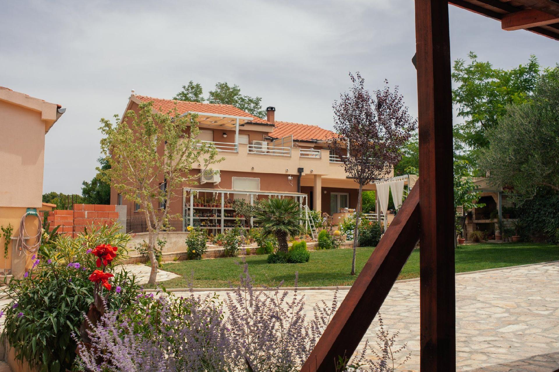 Ferienwohnung mit Terrasse im Erdgeschoss Ferienhaus in Dalmatien