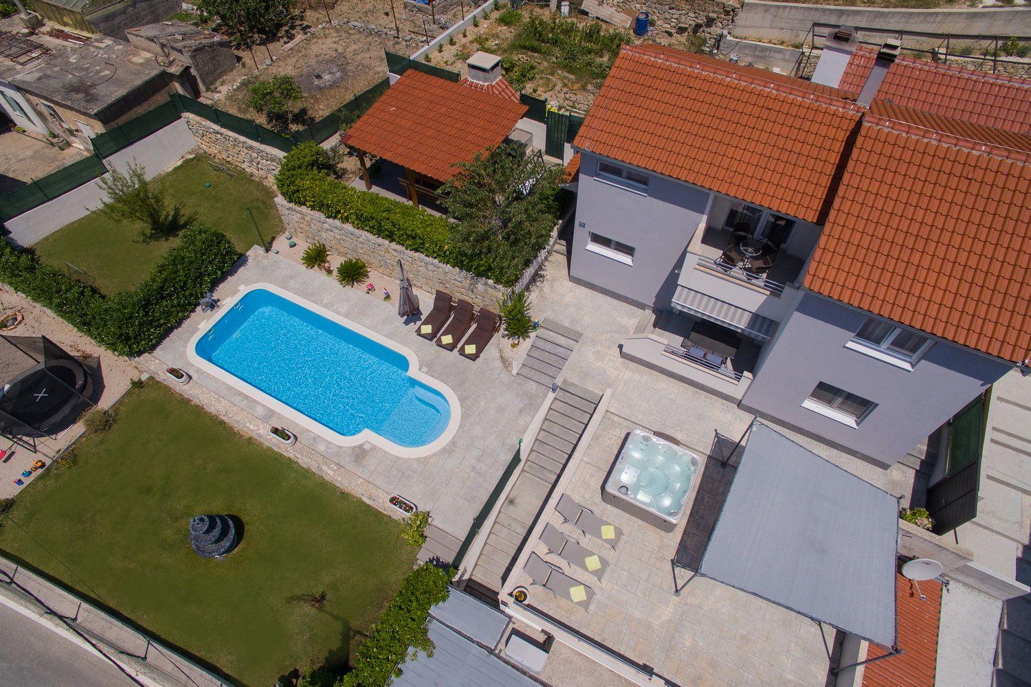 Ferienhaus mit Privatpool für 7 Personen  + 1 Ferienhaus in Dalmatien