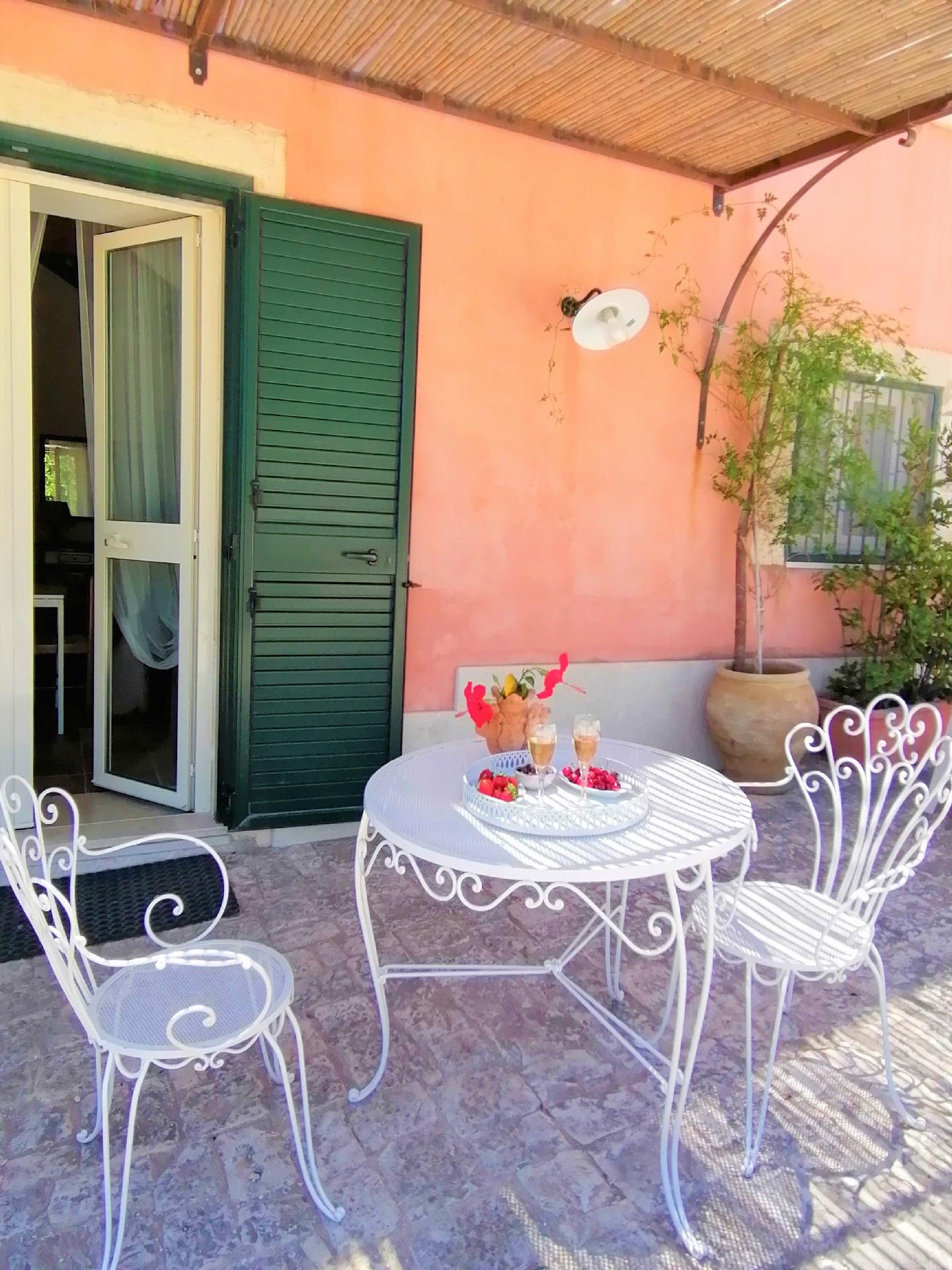 Zweigeschossige Studio-Wohnung mit Balkon und priv Ferienhaus in Italien