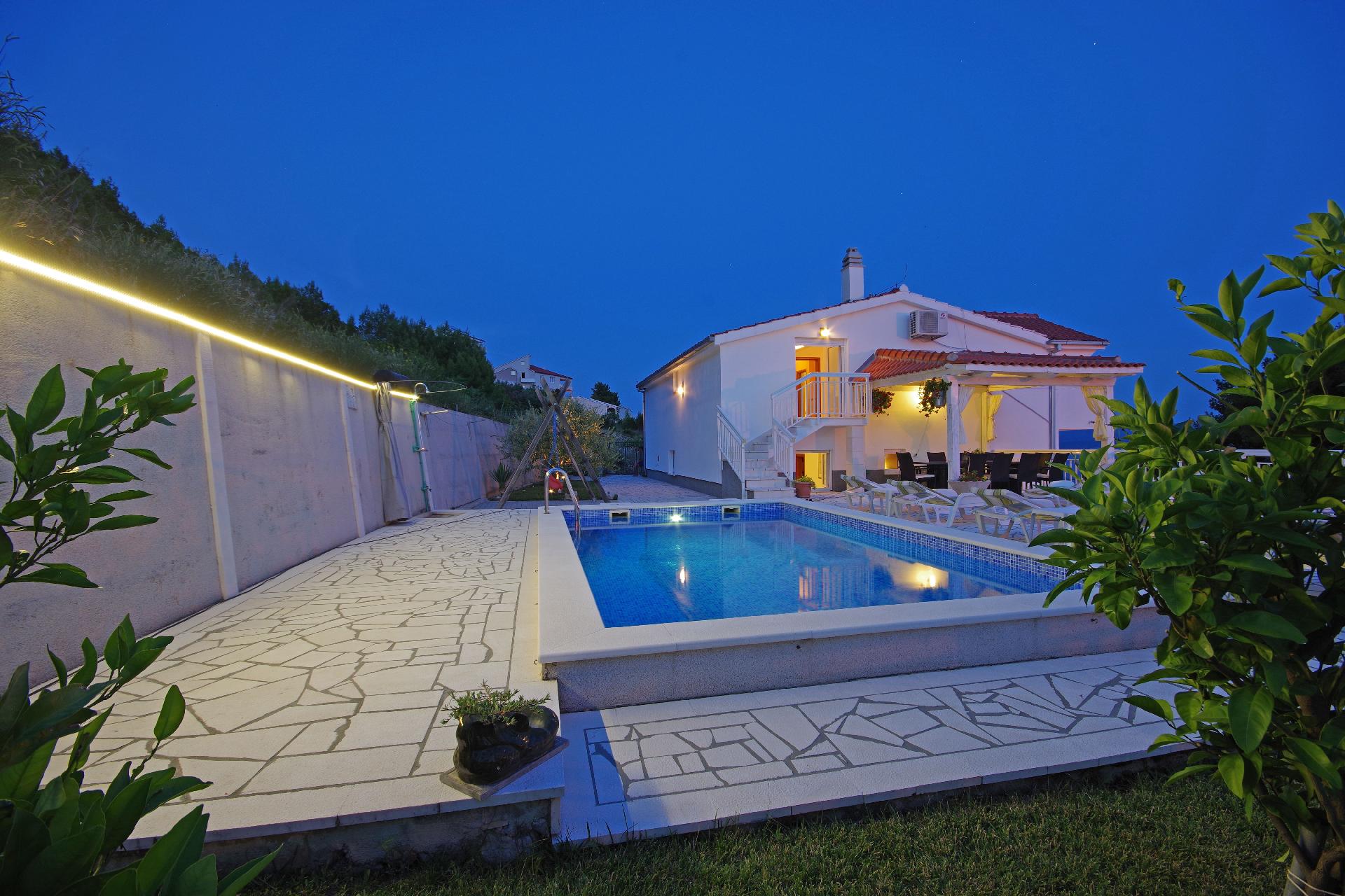 Ferienhaus mit Privatpool für 12 Personen ca. Ferienwohnung in Dalmatien