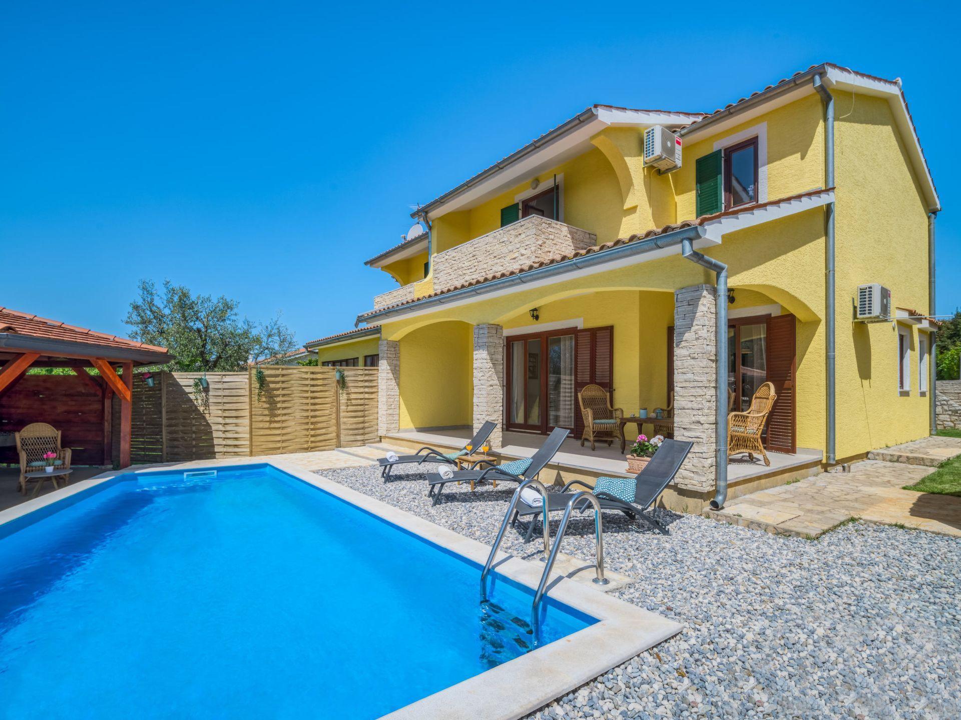 Ferienhaus mit Privatpool für 9 Personen ca.   in Kroatien