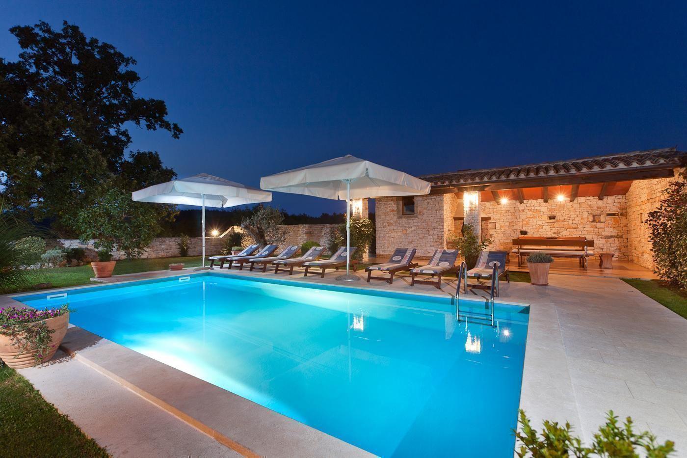 Großes Natursteinhaus mit Pool auf weitl&aum Ferienhaus in Istrien