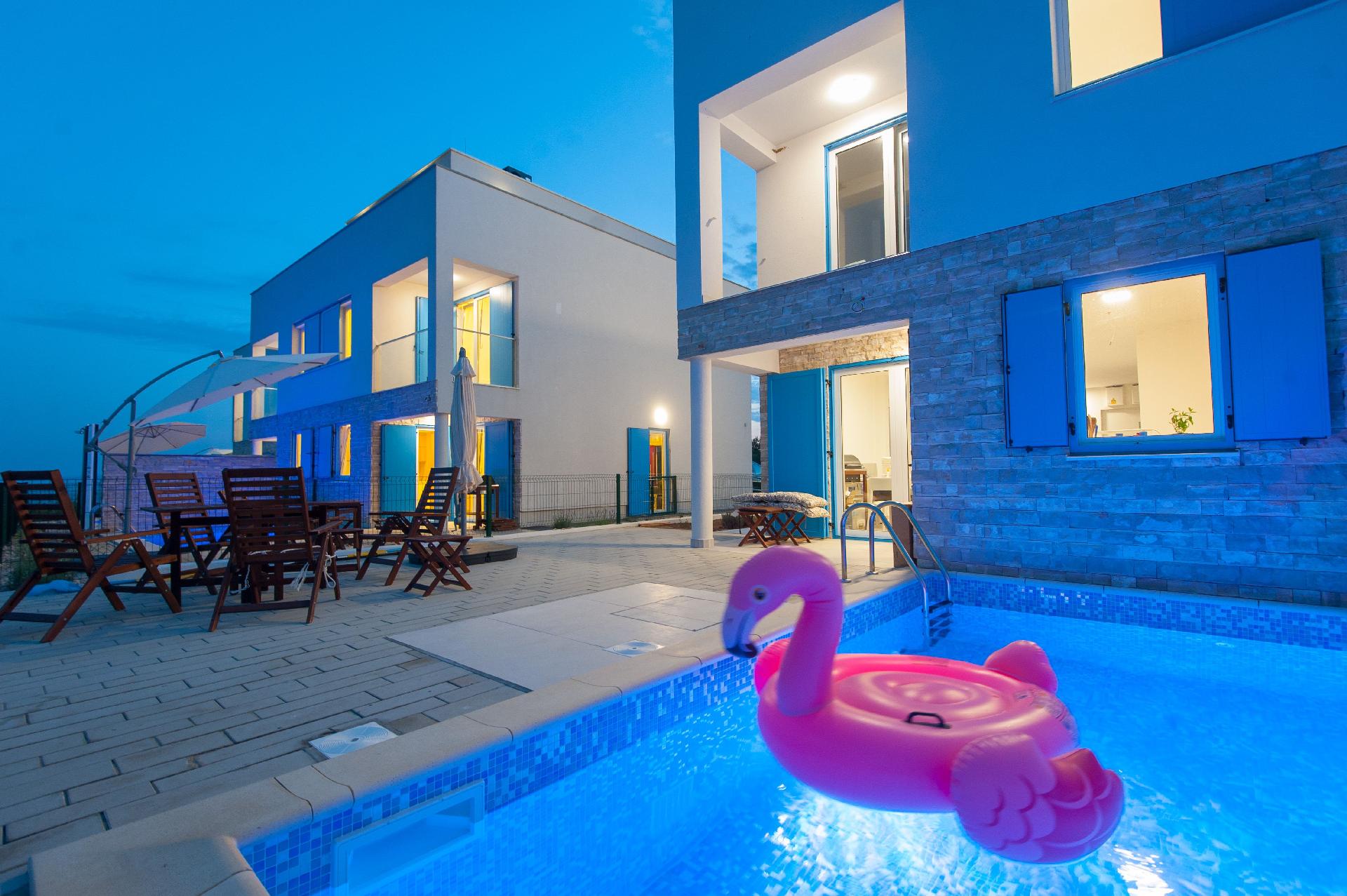 Strandvilla mit beheizbarem Pool und Meerblick, nu Ferienhaus in Kroatien