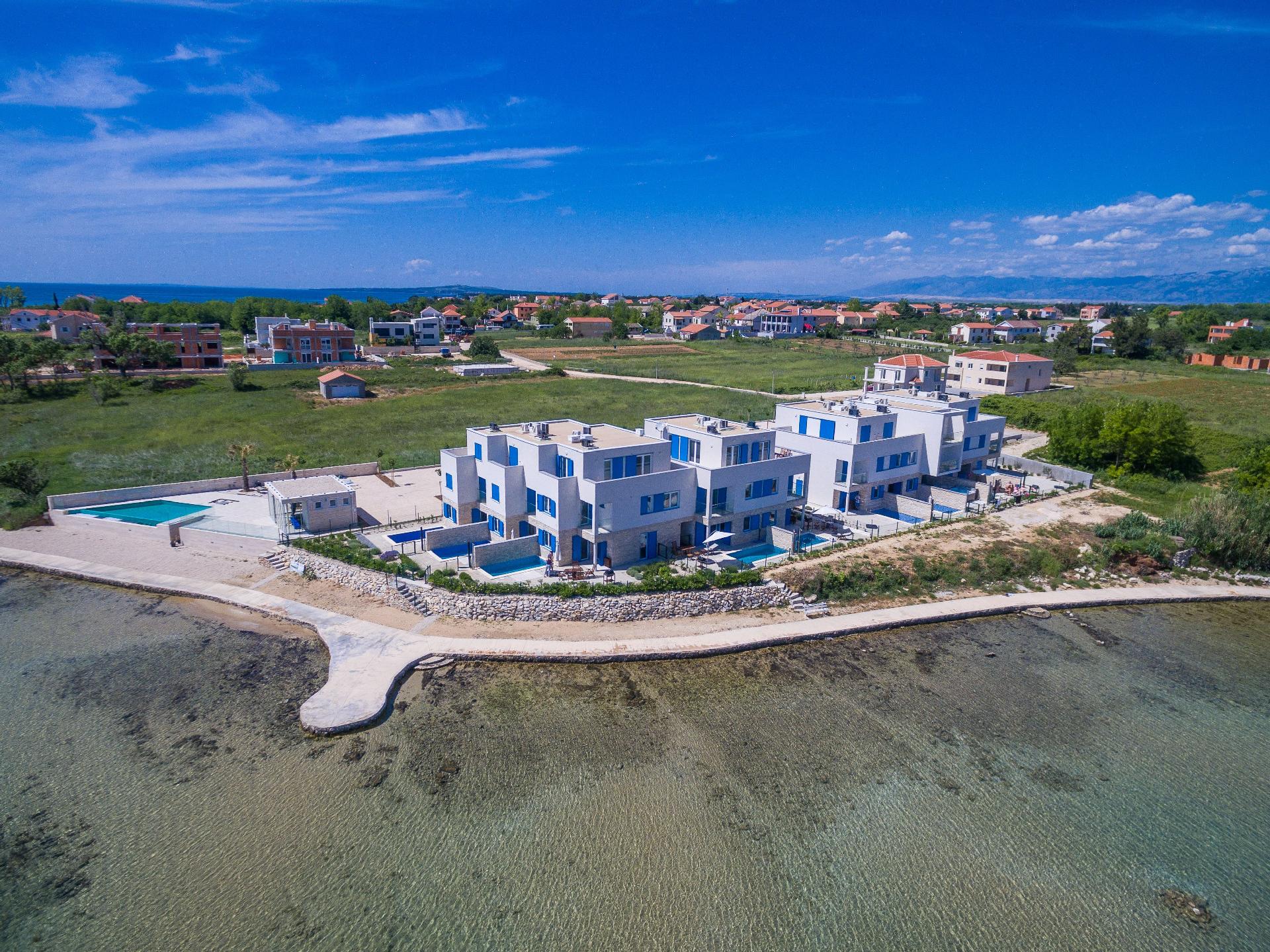 Strandvilla mit beheizbarem Pool und Meerblick, nu Ferienhaus in Kroatien