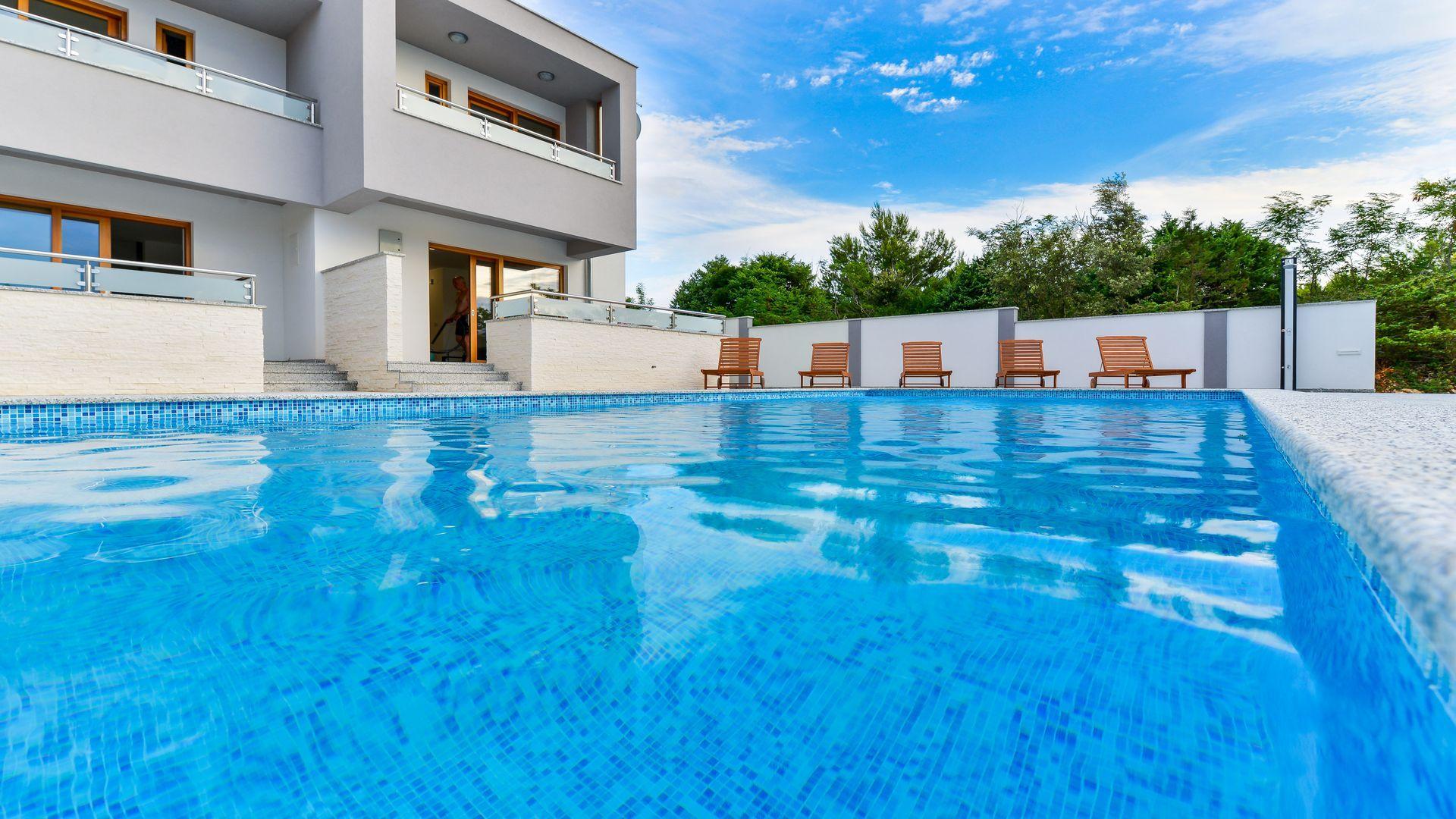 Neue Villa mit Pool und Dachterrasse, 50 m vom Str  in Dalmatien