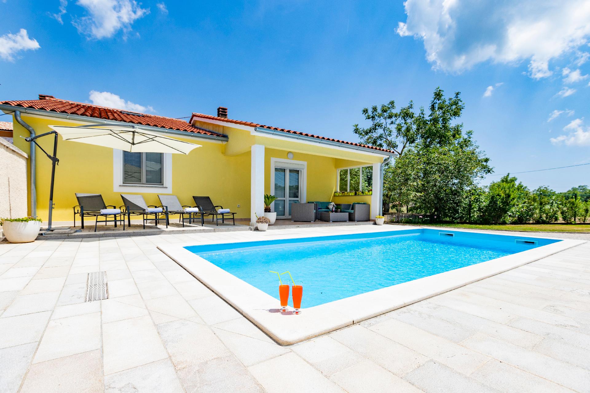 Ferienhaus mit Privatpool für 6 Personen ca.  Ferienhaus in Kroatien